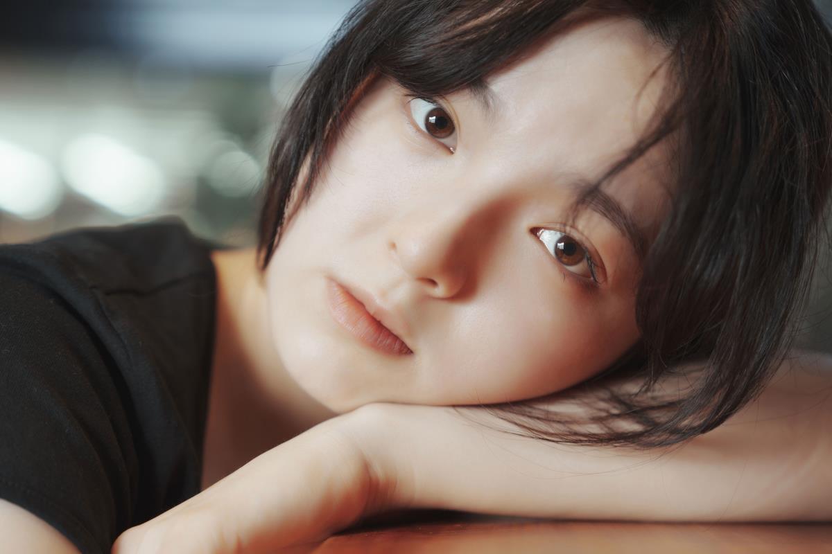 咖啡屋素颜短发女孩：回归生活本真的青春感染力插图