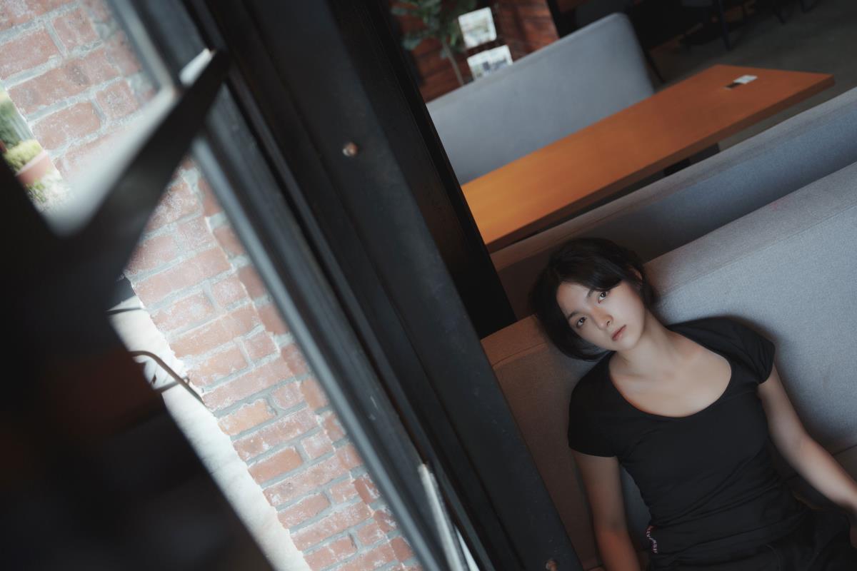 咖啡屋素颜短发女孩：回归生活本真的青春感染力插图3