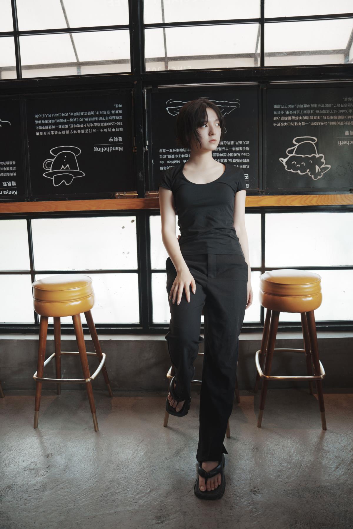 咖啡屋素颜短发女孩：回归生活本真的青春感染力插图4