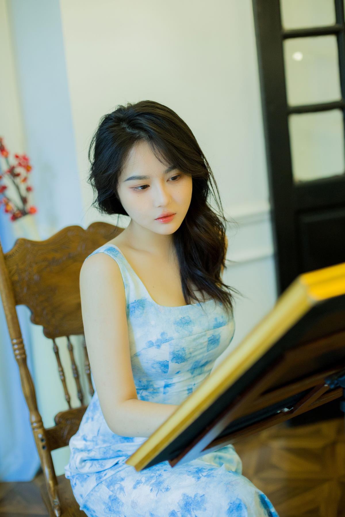 肆意盛夏：窗外蝉鸣中为她驻足的少女插图1