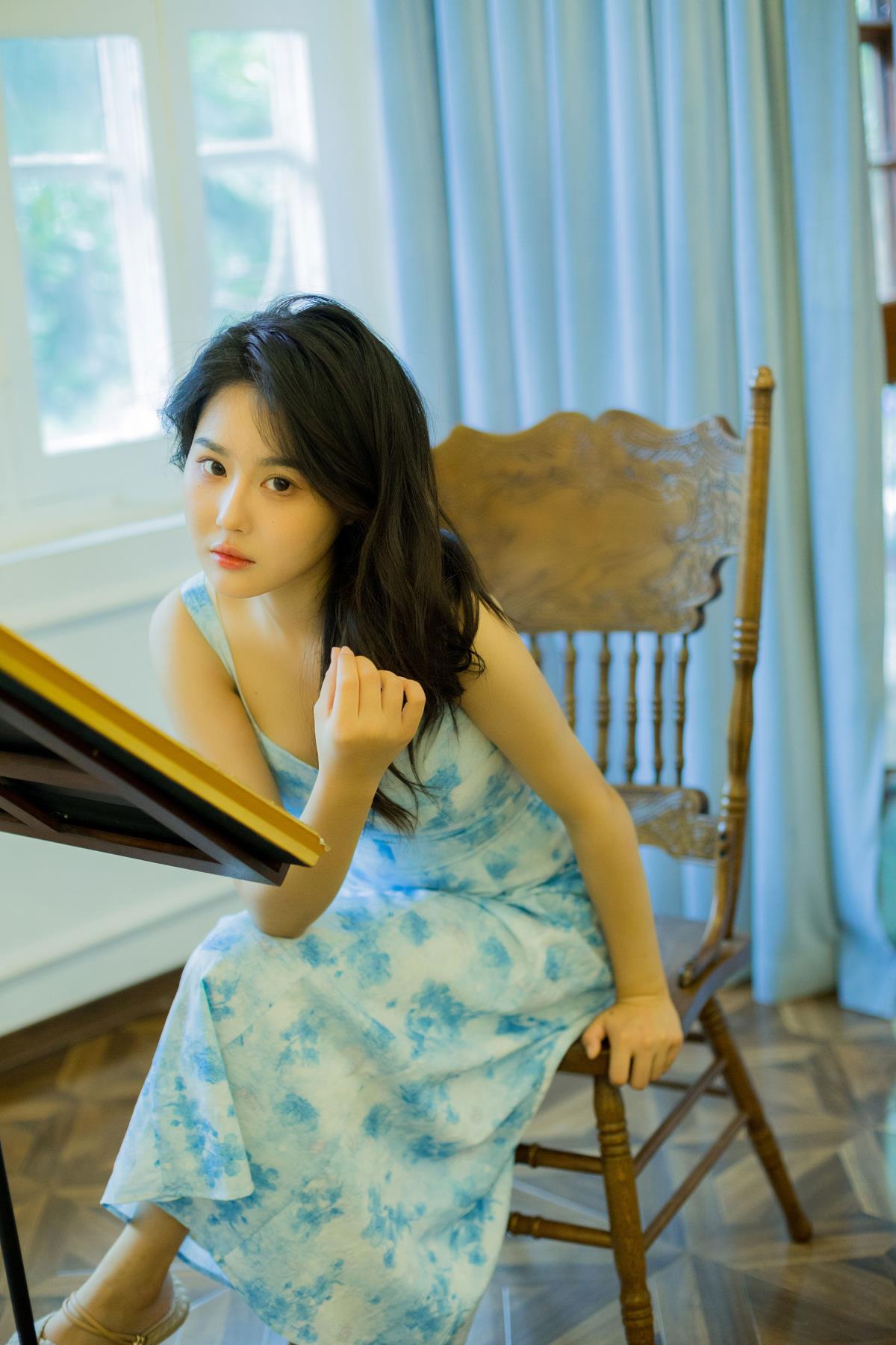 肆意盛夏：窗外蝉鸣中为她驻足的少女插图4