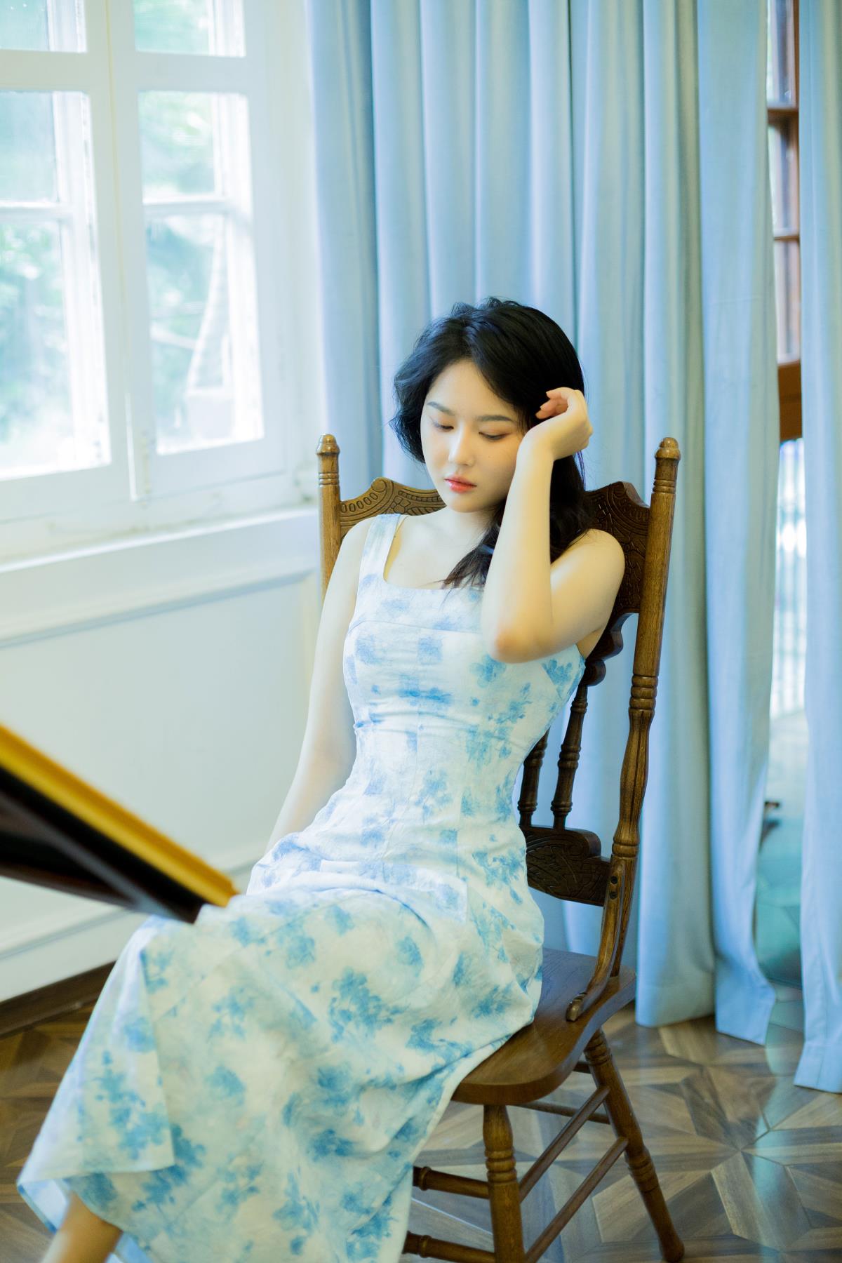 肆意盛夏：窗外蝉鸣中为她驻足的少女插图2