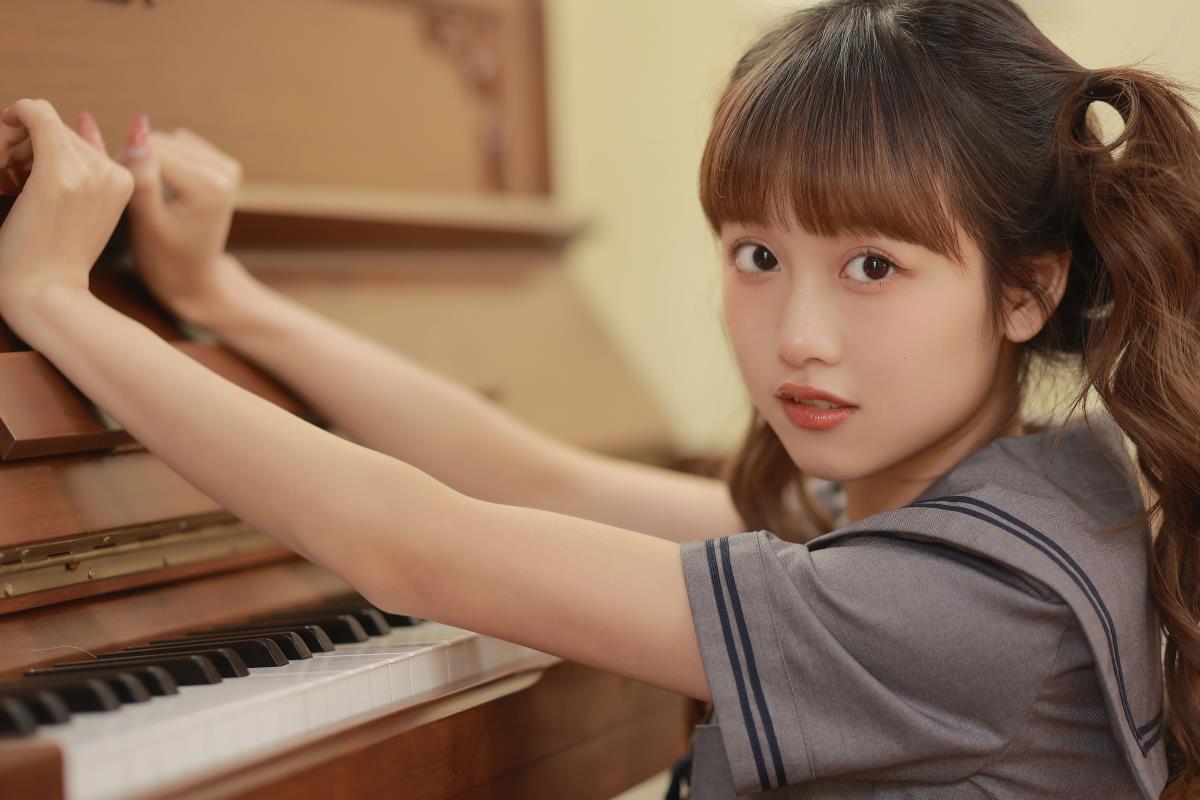 元气甜美少女与黑白琴键间的秘密<・)))><<插图1