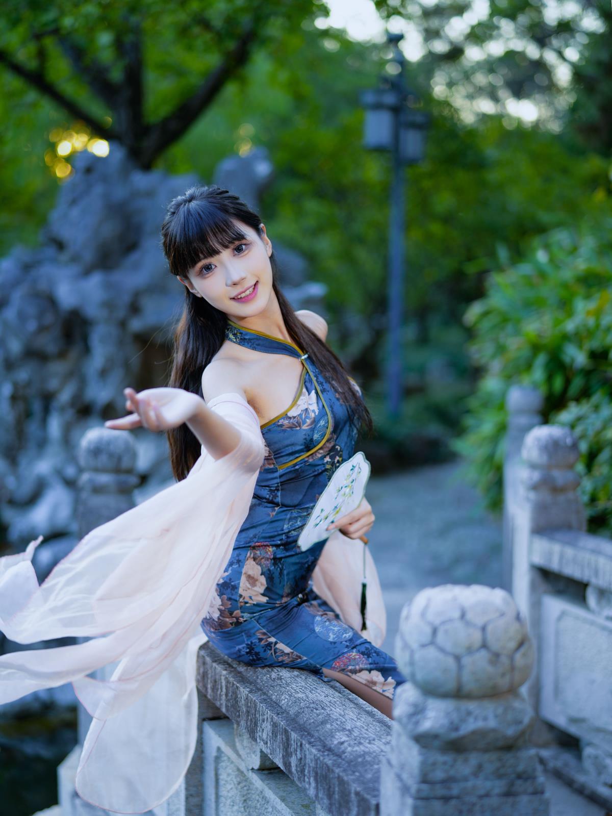 古典旗袍美人：荷香中的摇曳身姿插图1