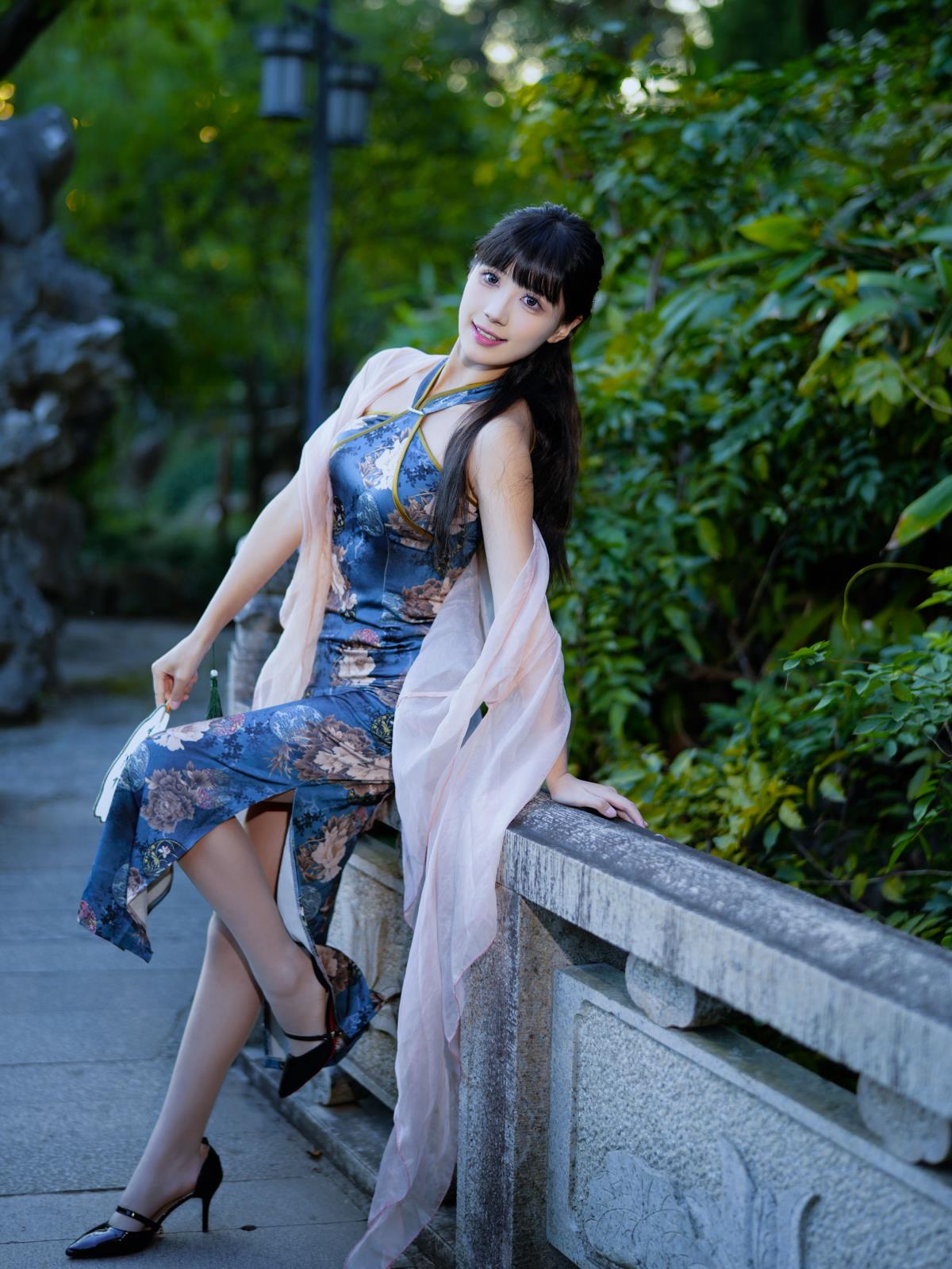 古典旗袍美人：荷香中的摇曳身姿插图4