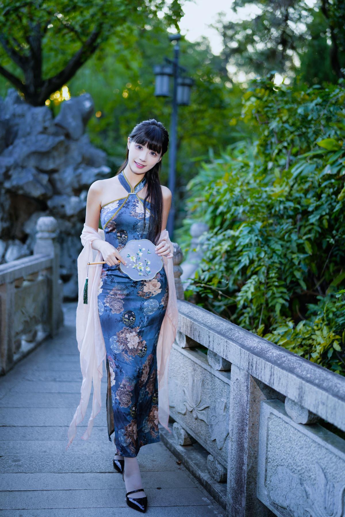 古典旗袍美人：荷香中的摇曳身姿插图3