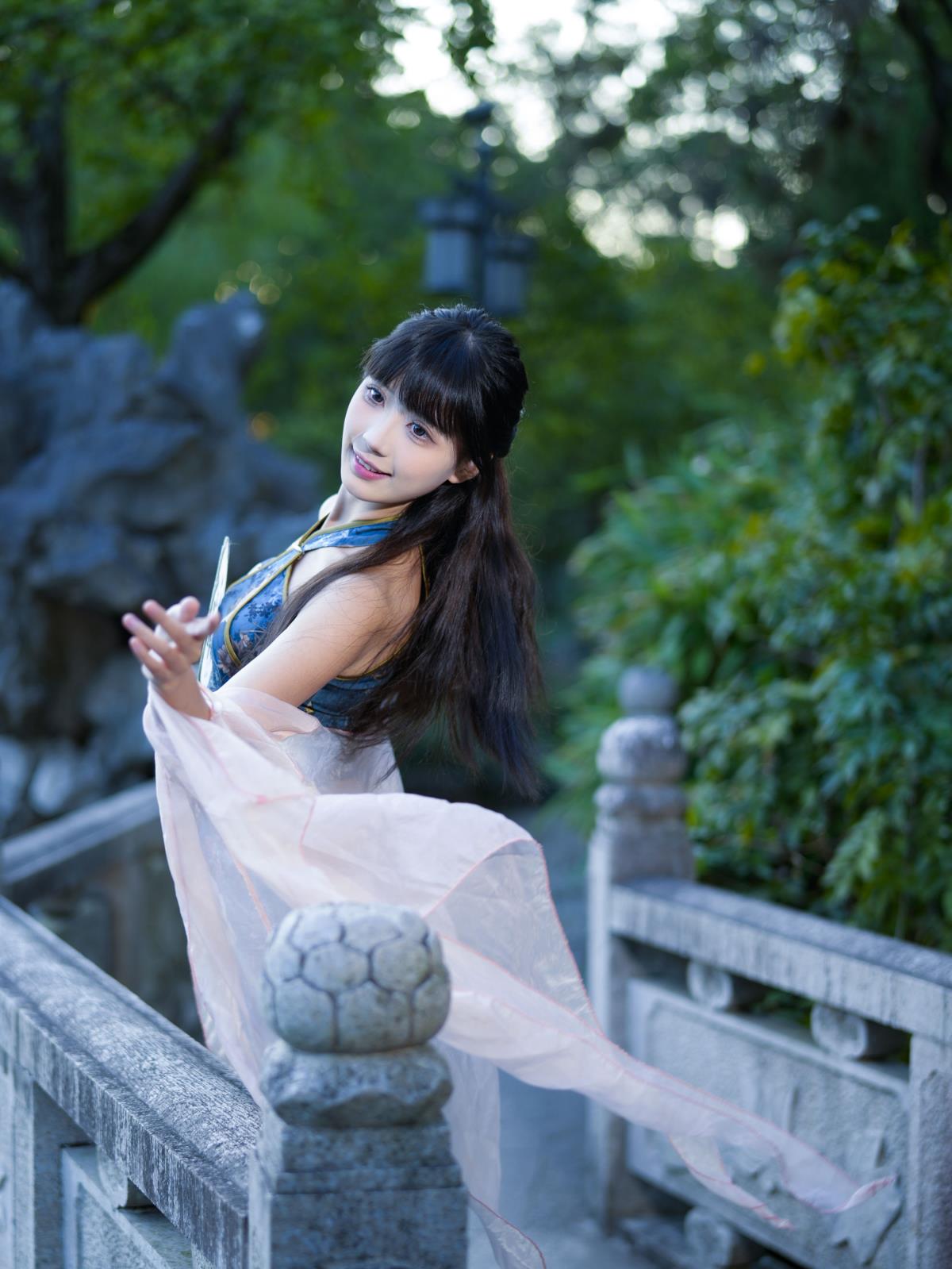 古典旗袍美人：荷香中的摇曳身姿插图2