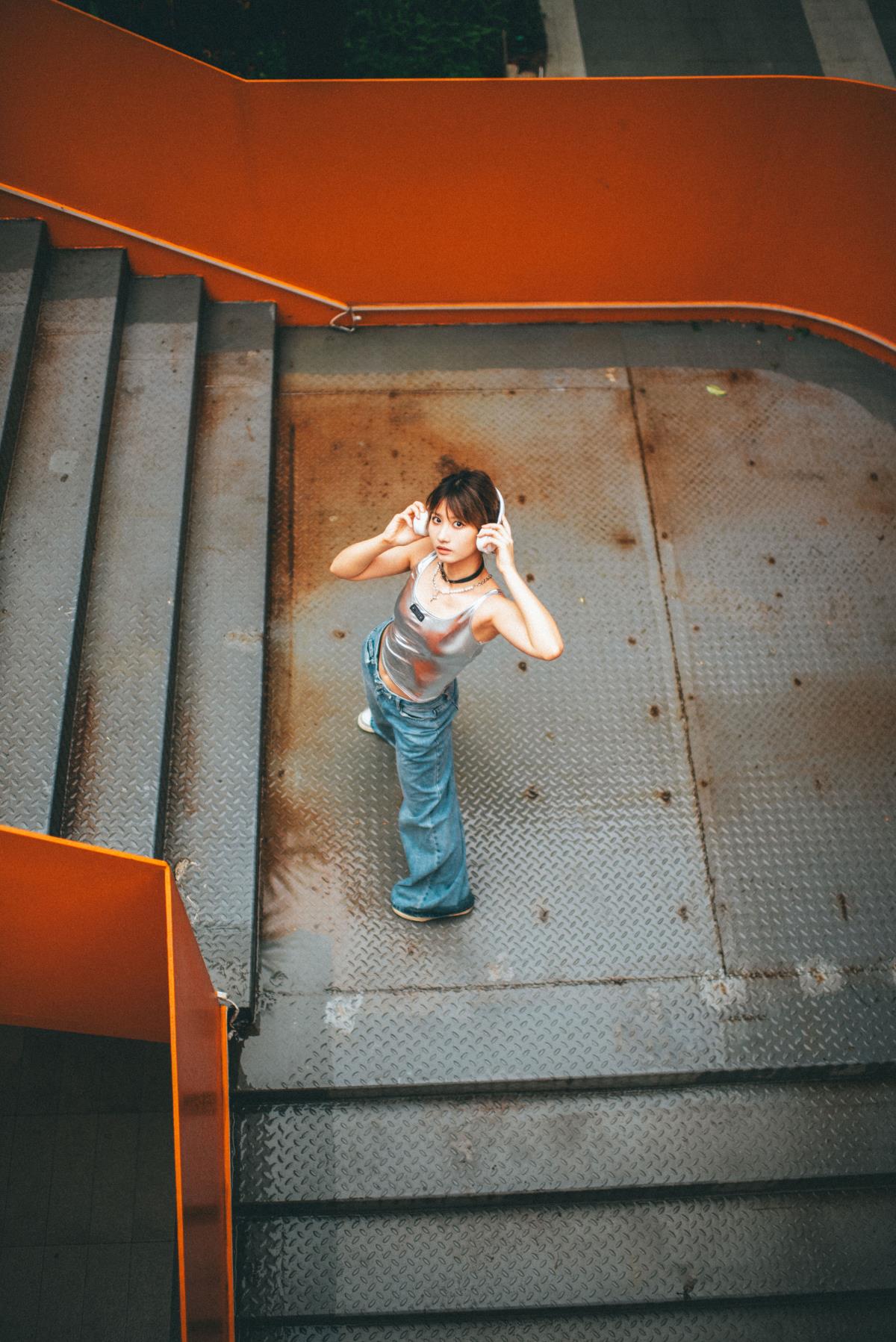 创意园随拍：邂逅港风与时尚交织的妹子写真集插图3