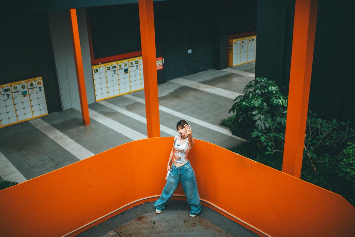 创意园随拍：邂逅港风与时尚交织的妹子写真集插图1