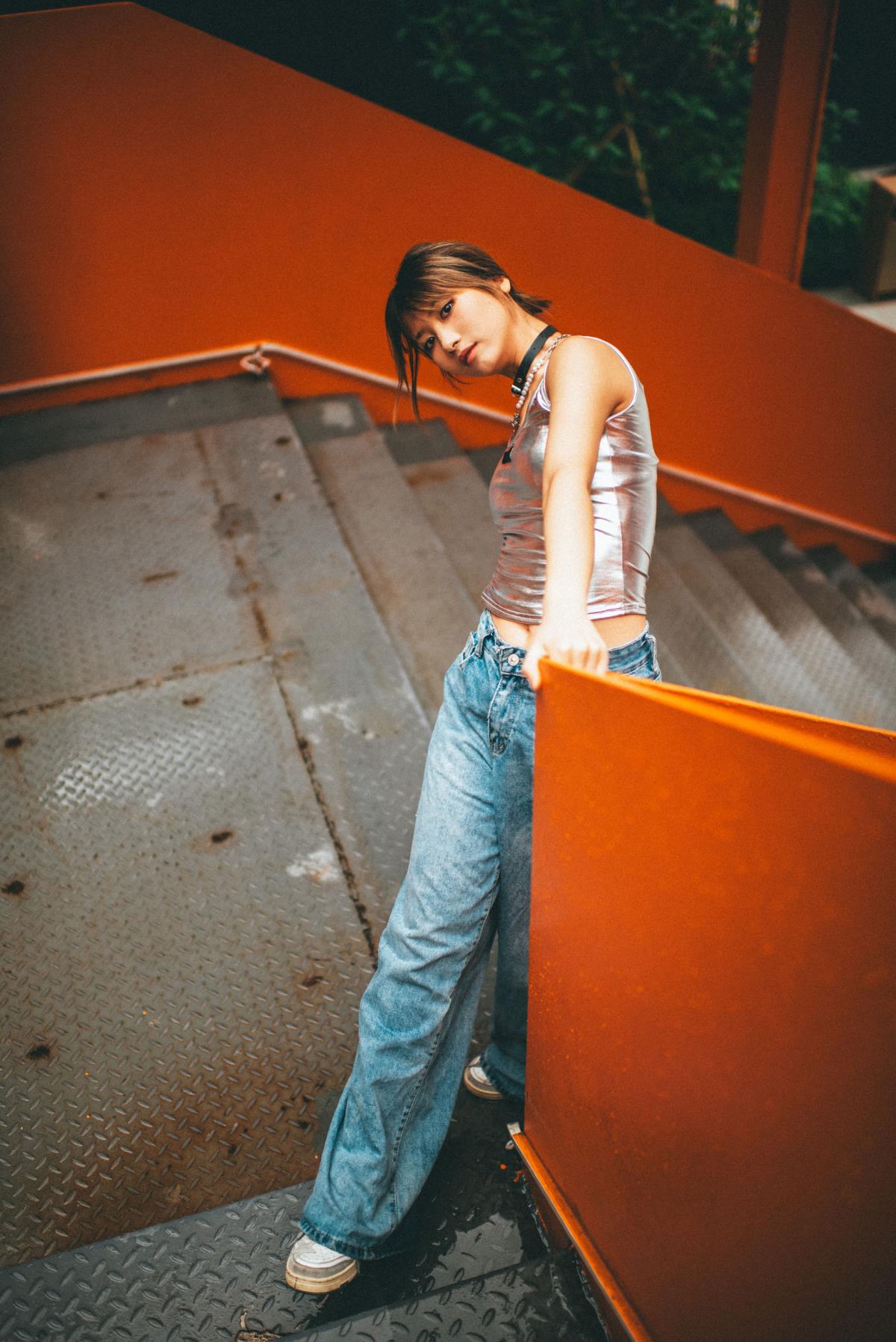 创意园随拍：邂逅港风与时尚交织的妹子写真集插图2