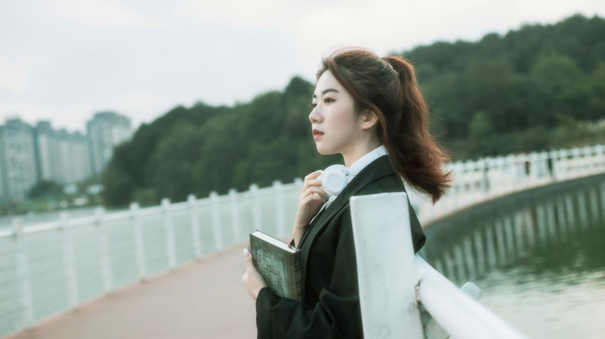 蓝湖之梦：校花青春里的喜忧与壮阔插图1