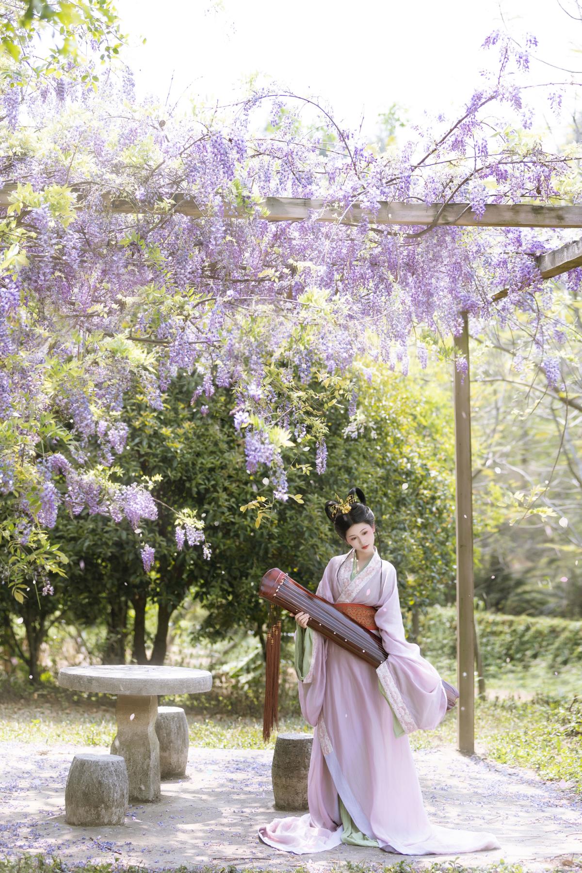 藤下记：青石阶前影半斜，浮光碎玉叠藤花插图2