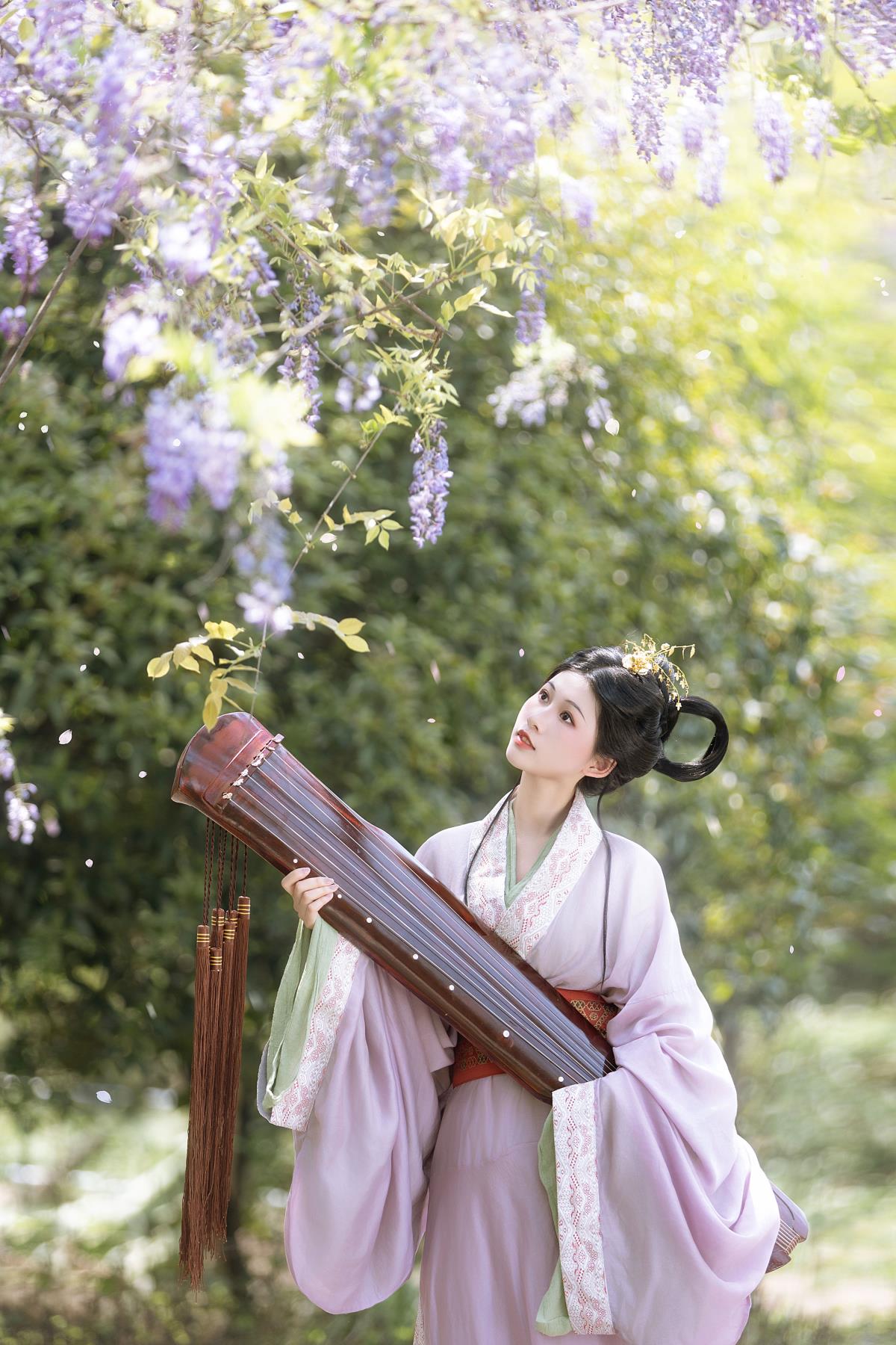 藤下记：青石阶前影半斜，浮光碎玉叠藤花插图1