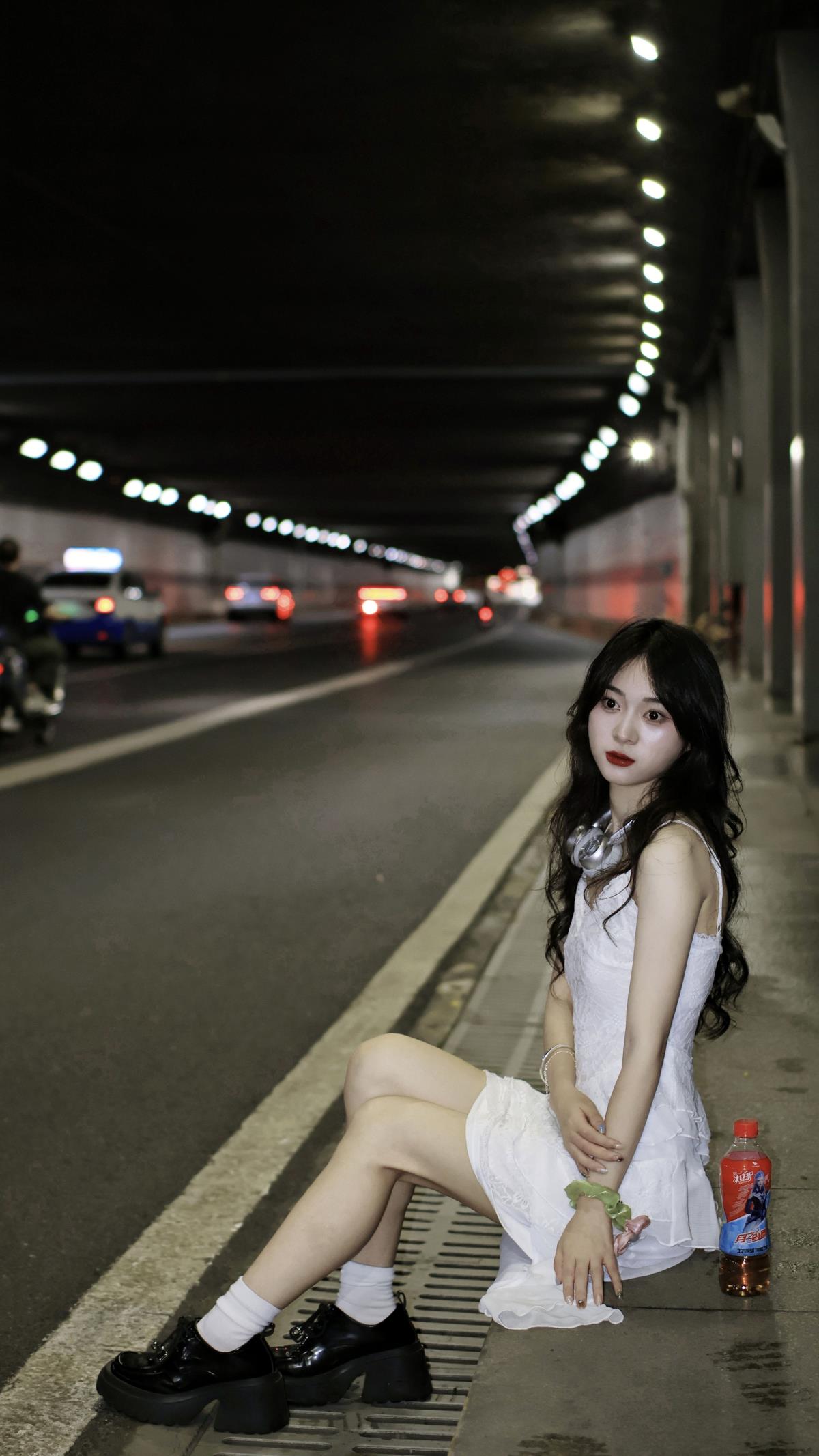 隧道夜景：八一路隧道，复古与夜景交织的梦幻之境插图4