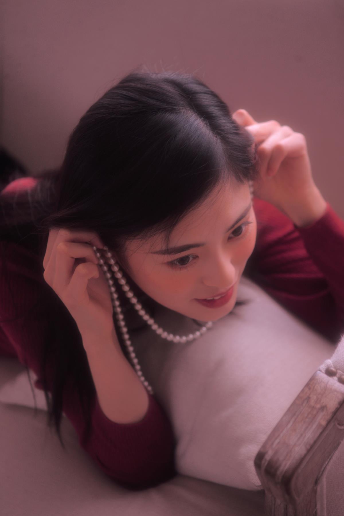 耳后呼吸，不见心口鼻息，邂逅复古港风美人插图1