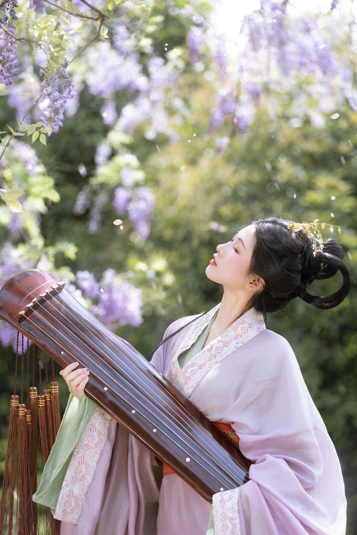 藤下记：青石阶前影半斜，浮光碎玉叠藤花插图3