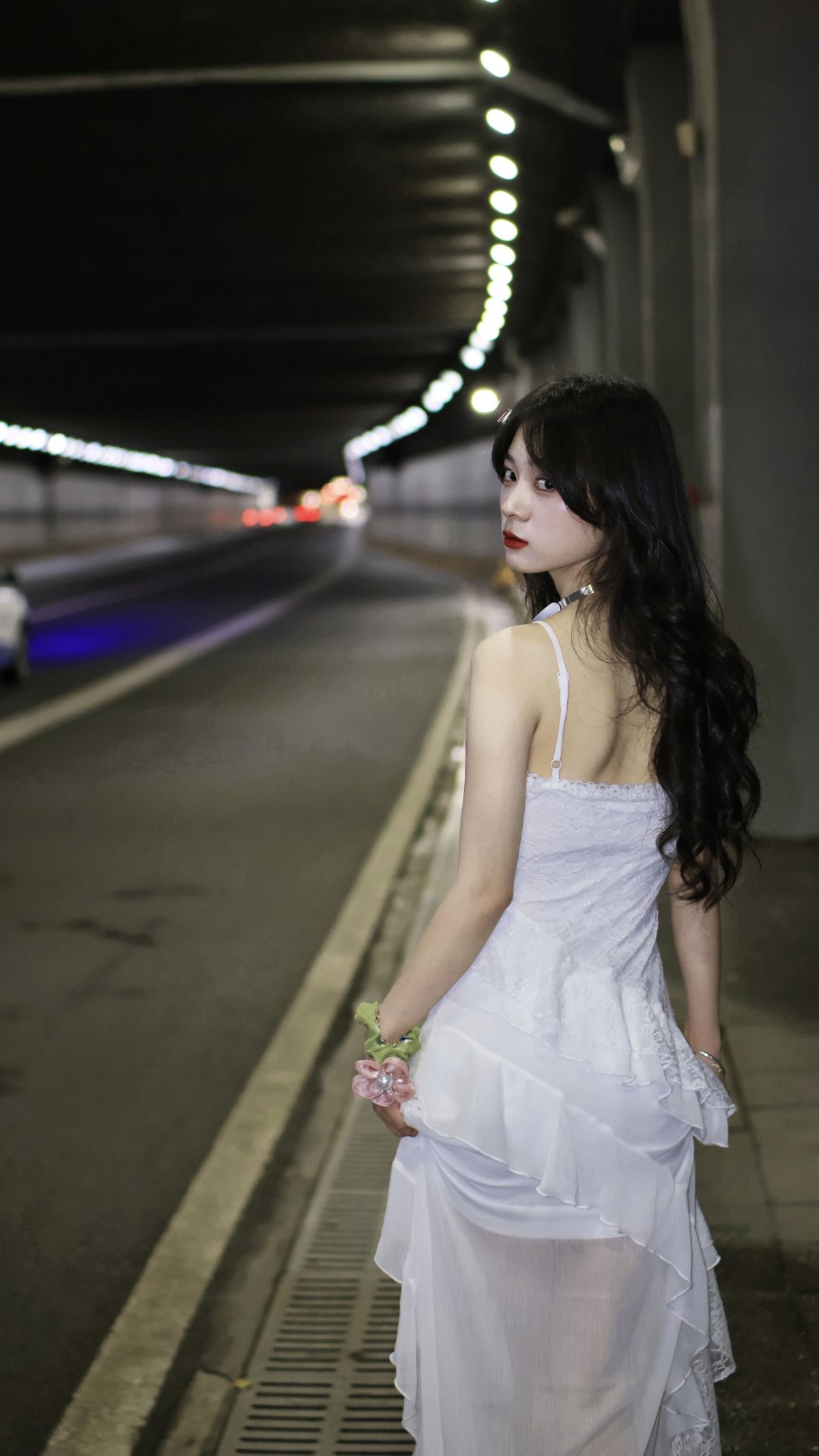 隧道夜景:八一路隧道,复古与夜景交织的梦幻之境插图3 隧道夜景:八一路隧道,复古与夜景交织的梦幻之境插图3