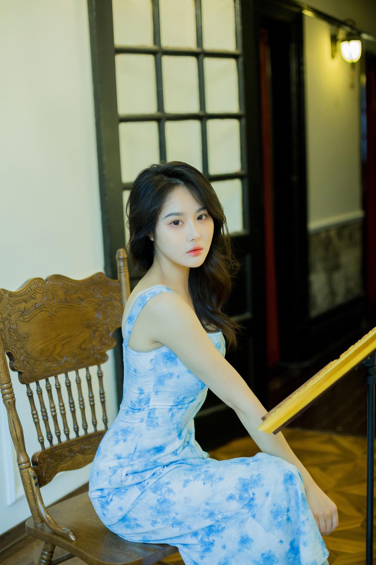 肆意盛夏：窗外蝉鸣中为她驻足的少女插图