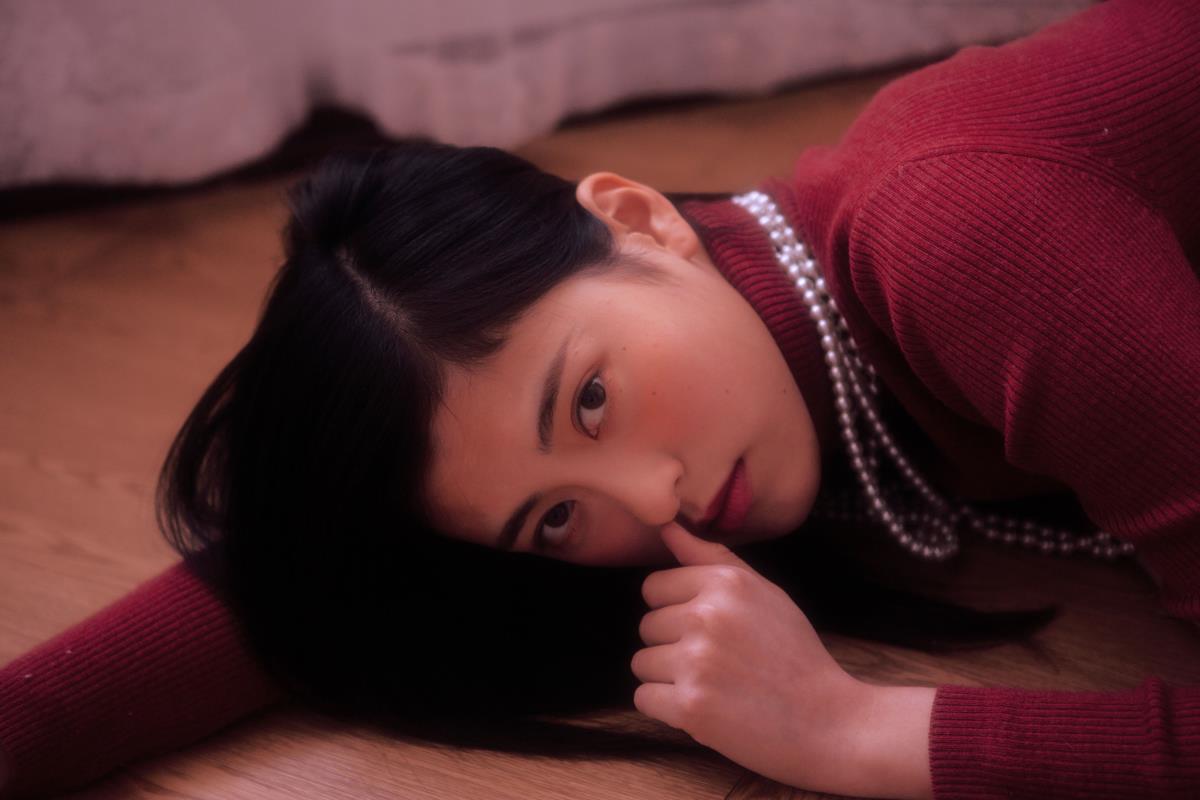 耳后呼吸，不见心口鼻息，邂逅复古港风美人插图