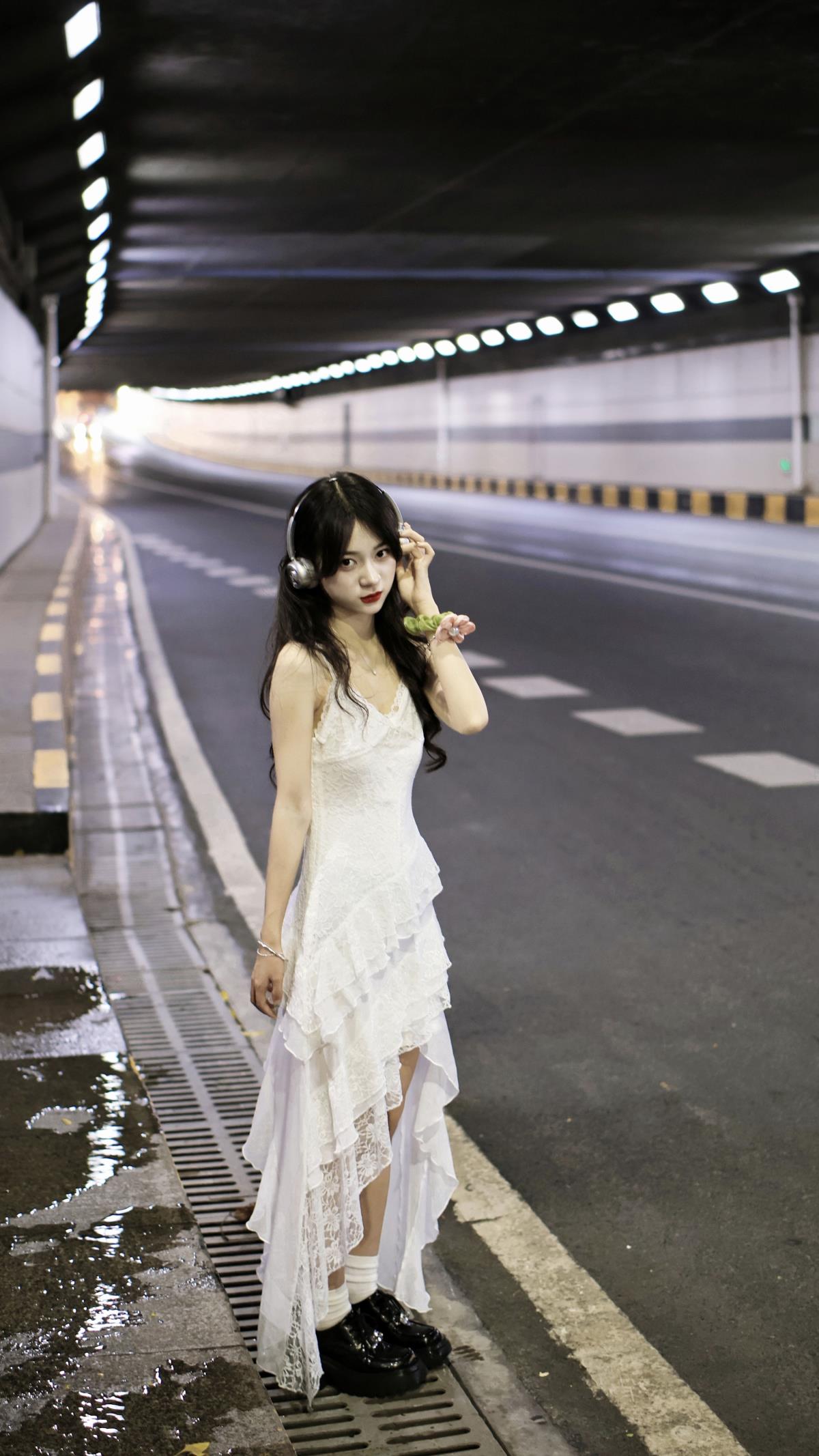 隧道夜景:八一路隧道,复古与夜景交织的梦幻之境插图 隧道夜景:八一路隧道,复古与夜景交织的梦幻之境插图