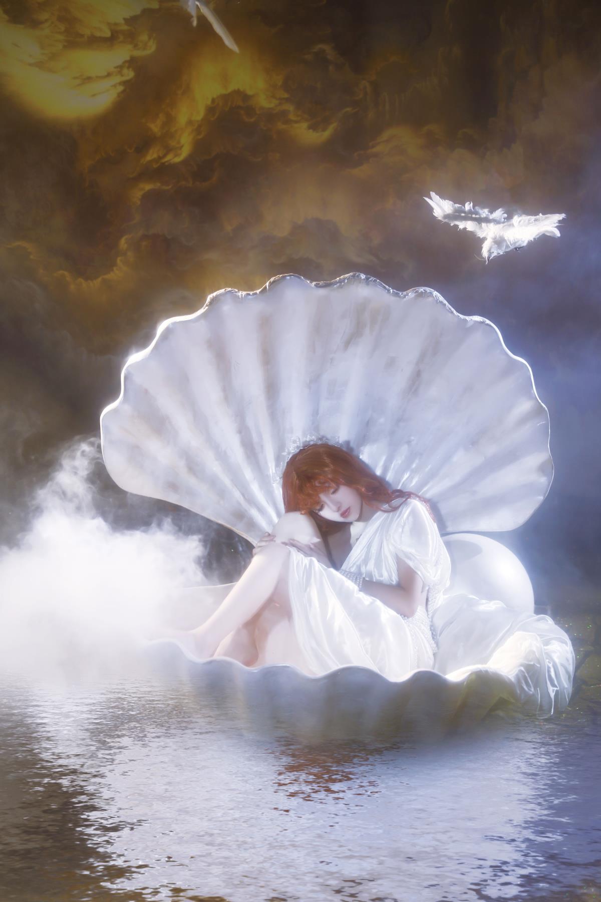 《维纳斯：神的艺术品，仙女降临之诞生美图》 （将提取的信息按一定逻辑组合成标题，尽量保留关键信息，同时让标题具有文艺感） 或者 《神之艺术品维纳斯，仙女诞生之美图》 （更简洁地组合关键信息，突出核心主题）