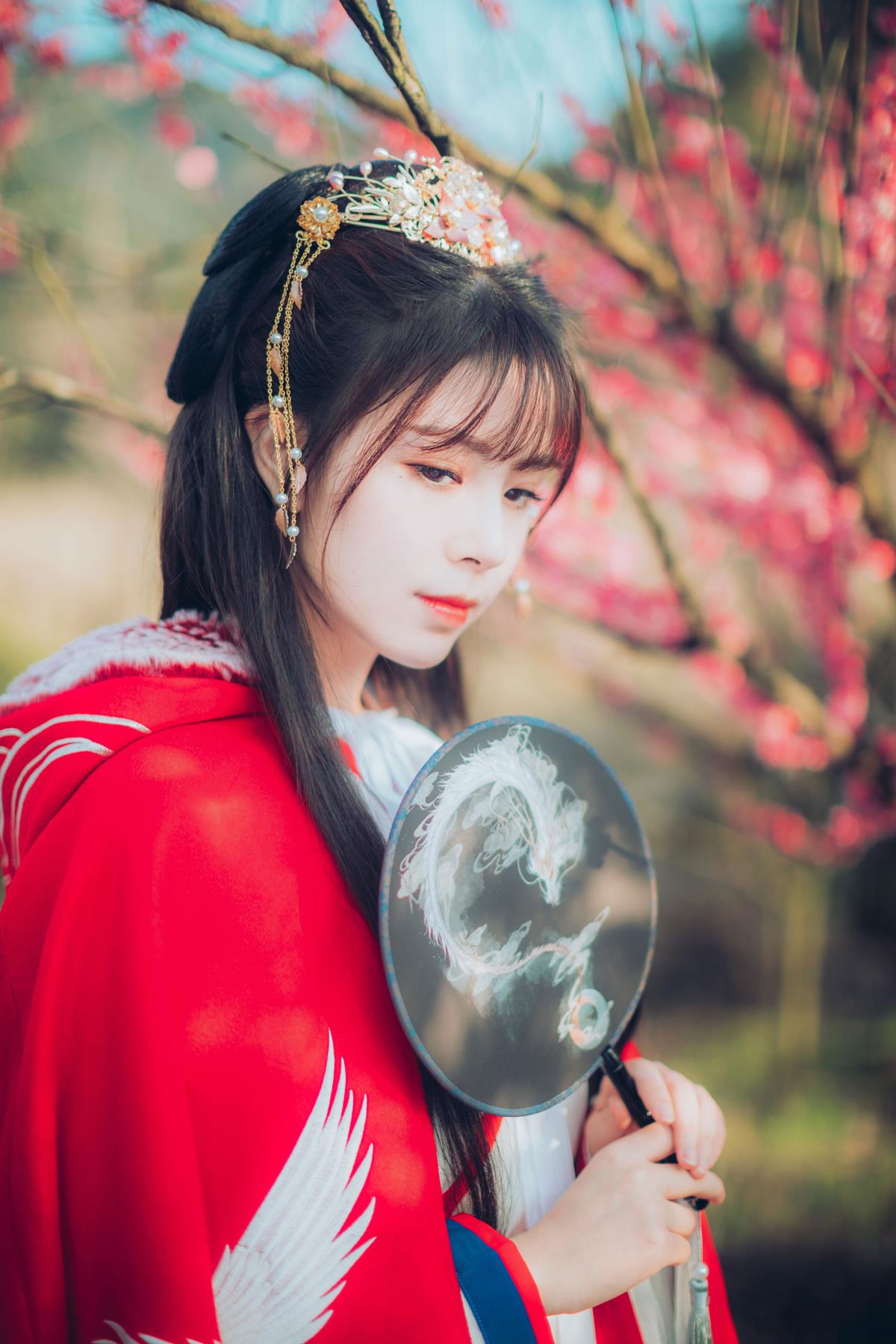 梅间少女着汉服，凌寒独赏数枝开