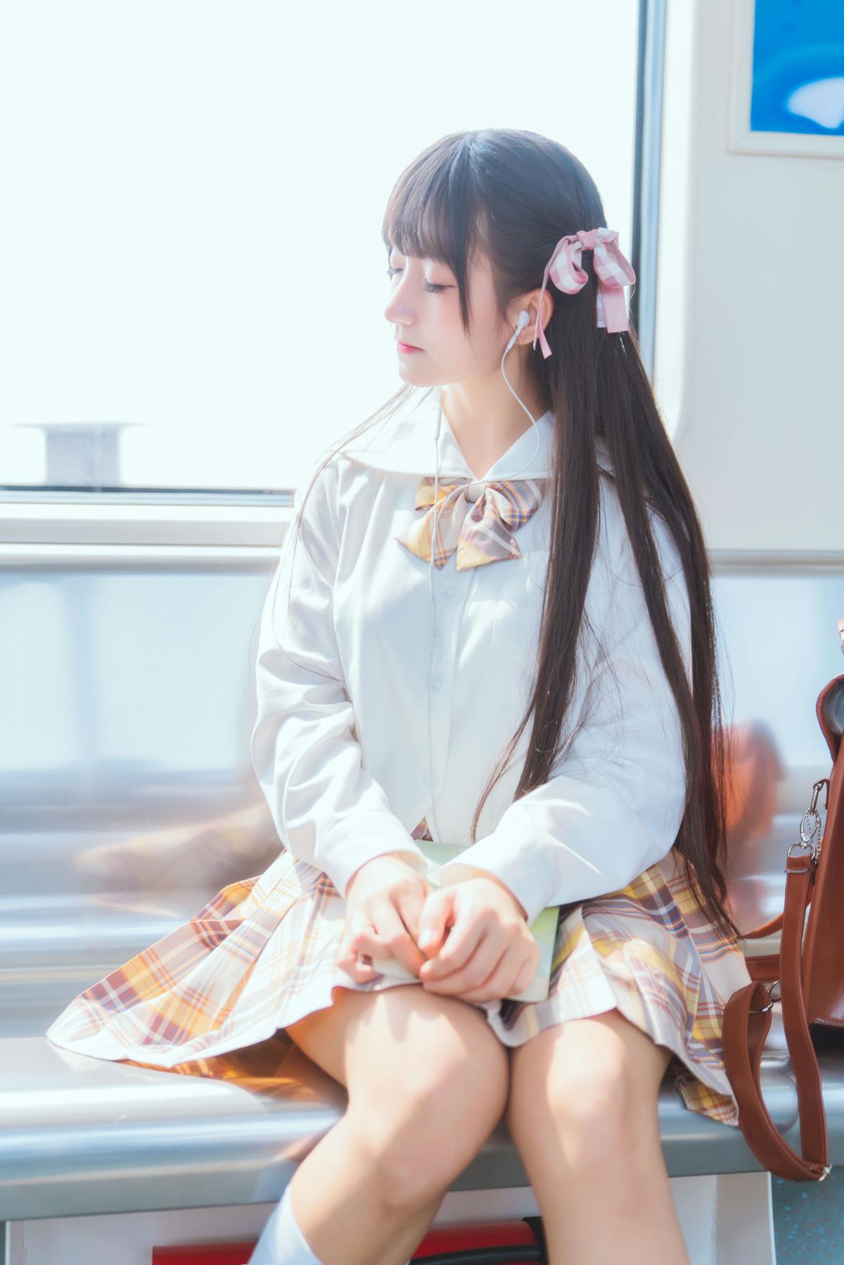 地铁JK少女：穿梭于学院与青春的亮丽风景