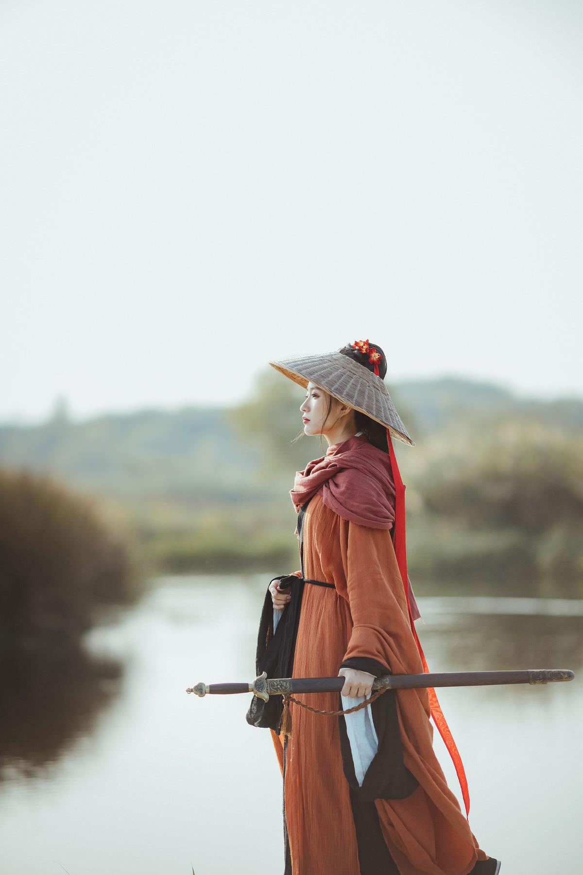 《一念关山：拔剑长歌，十步杀一人的女侠传奇》 解析：原内容围绕“一念关山”展开，描述了女侠的豪迈英姿，提取关键信息组合成标题，既包含主题，又突出了女侠的英勇形象，富有古风韵味。