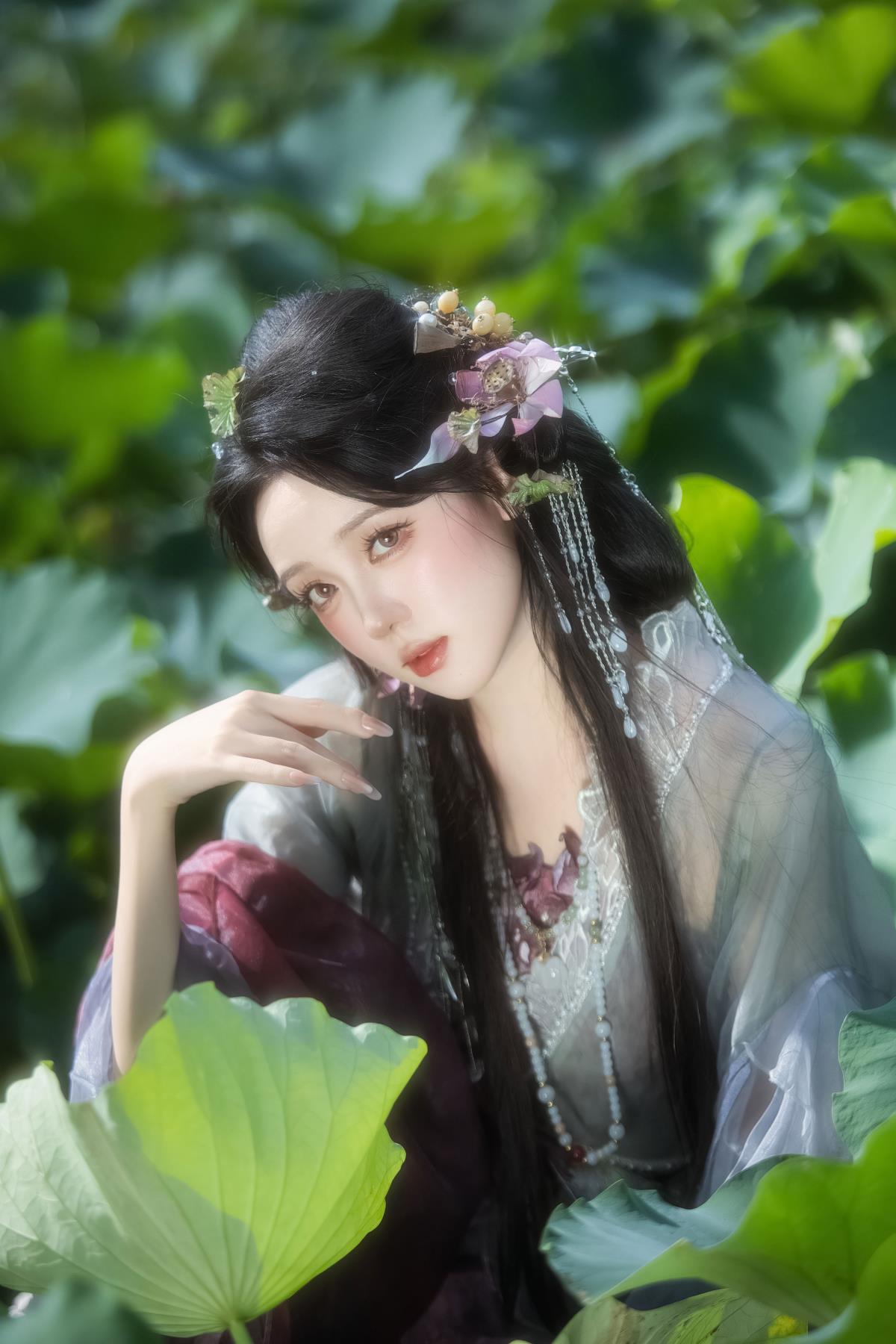 荷韵古风：清冷美人的夏日风情