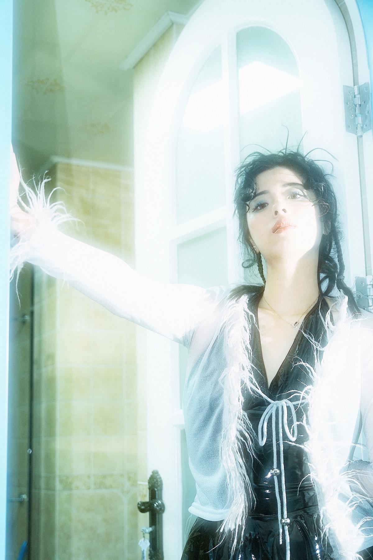 灯光一闪，抬眼瞬间邂逅复古情绪