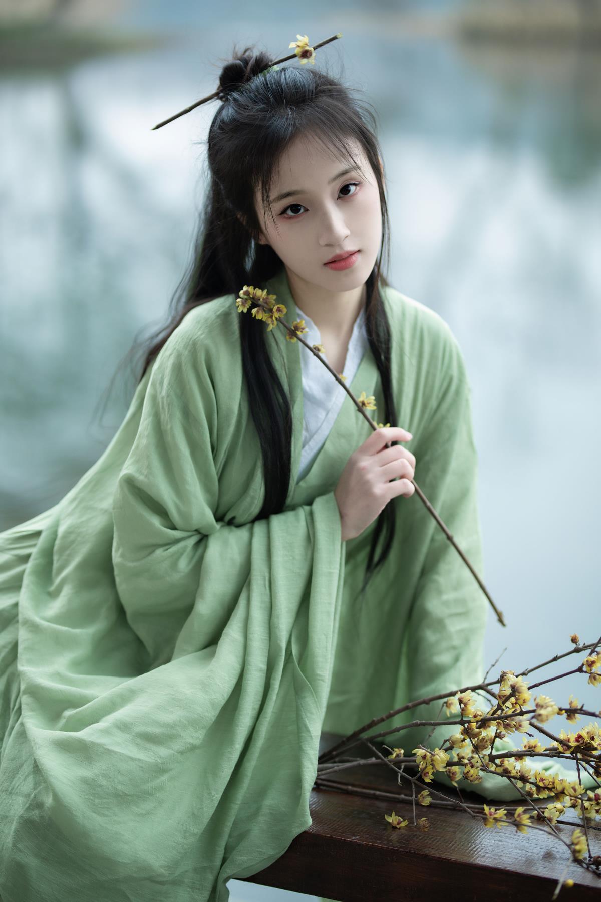 折枝：进山拥花归，此花送何人