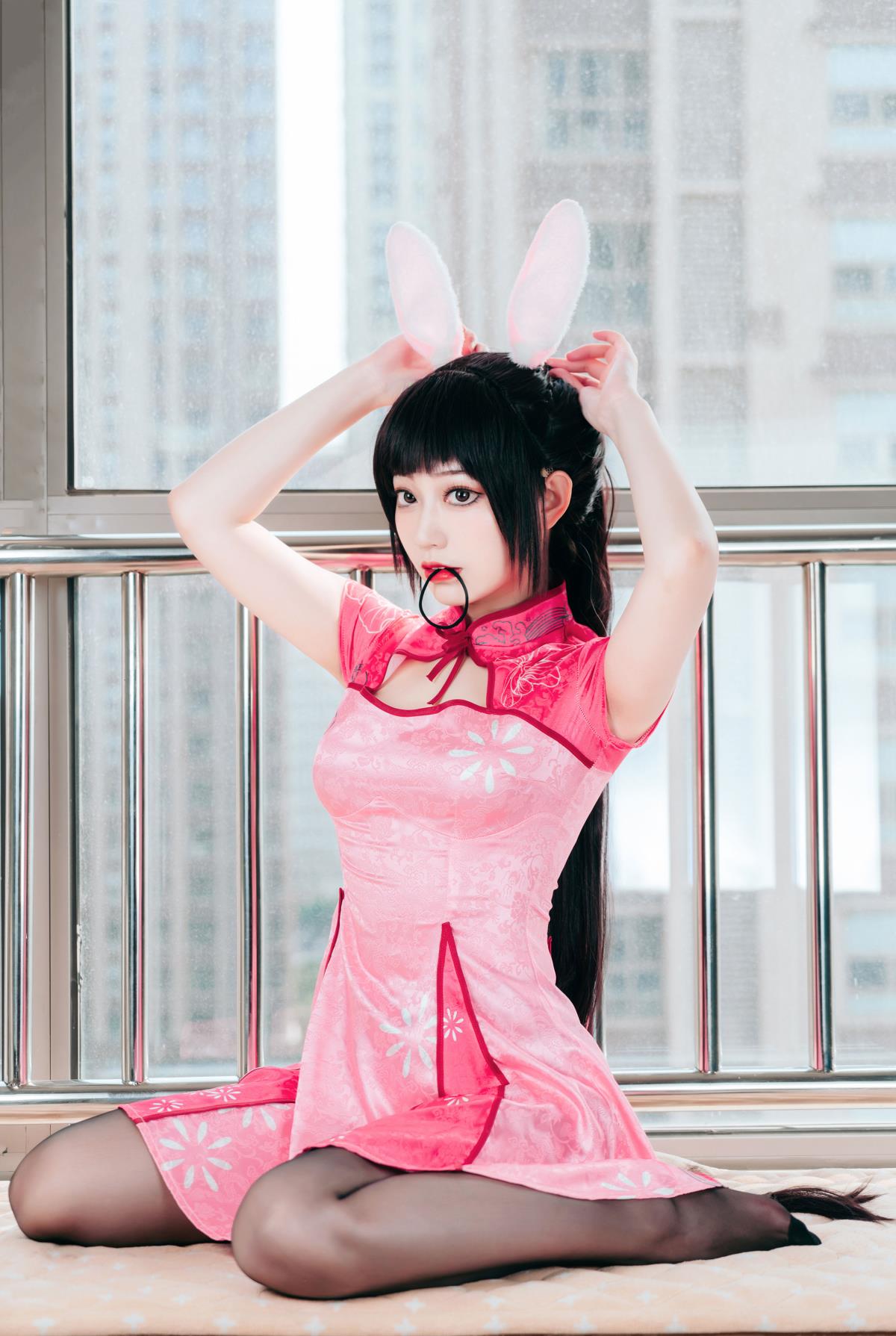 《小舞旗袍：室内光影下的兔女郎之萌》