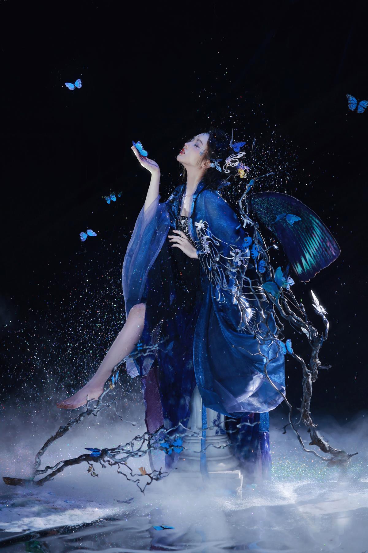 万蝶振翅：蓝色月下的蝶梦乱章