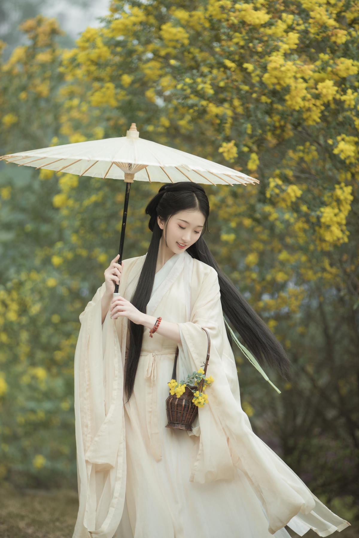 合欢枝畔，秋叶离离舞双栖乌