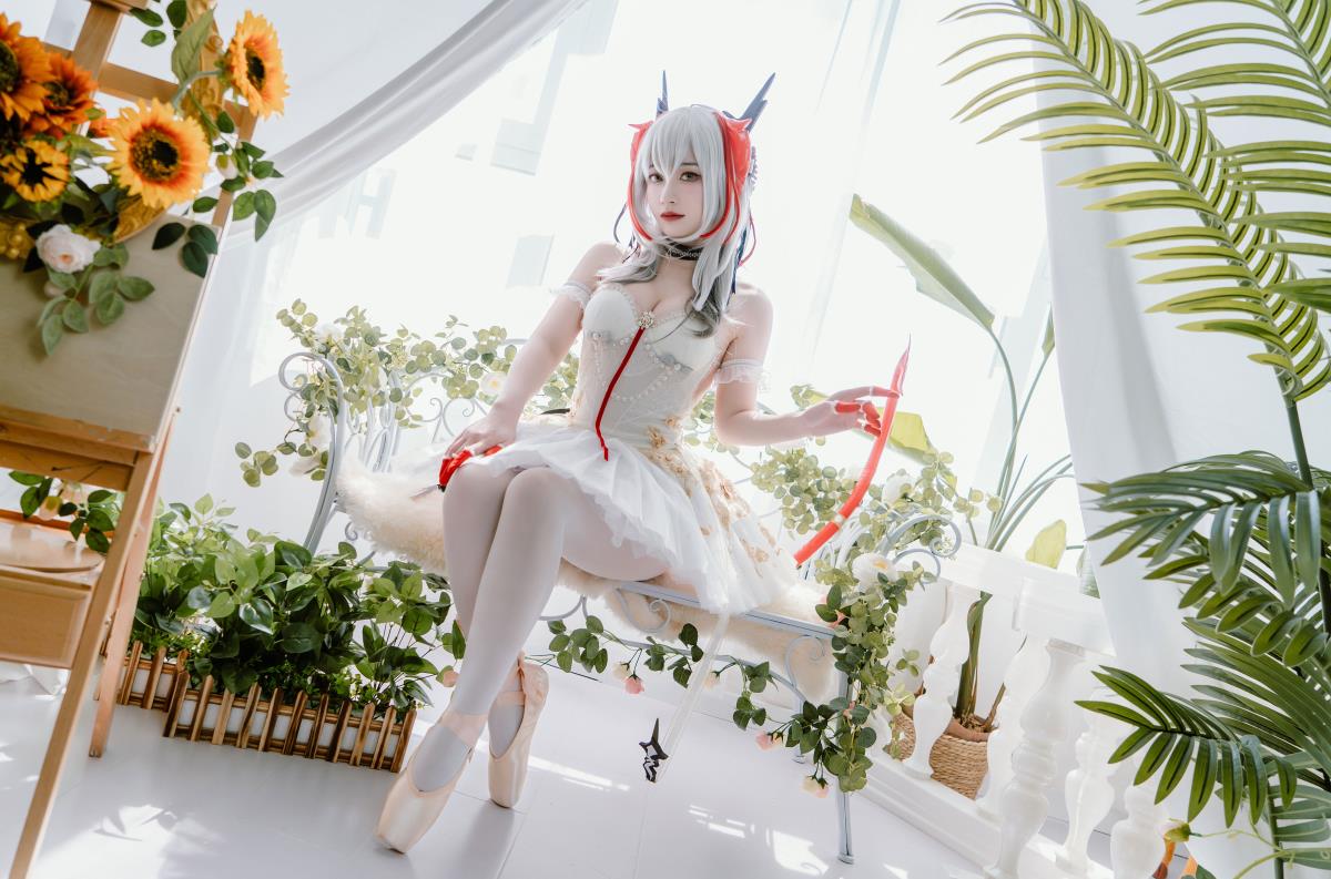 《W 芭蕾：明日方舟中 Cosplay 美少女的梦幻呈现》