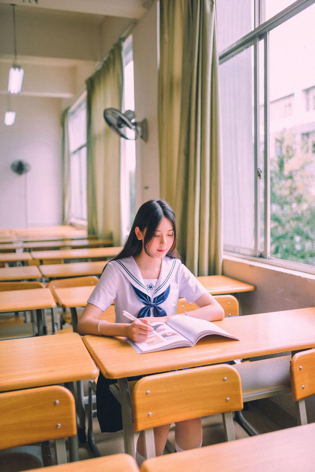 《懵懂青春里，那身着水手服的校花时光》