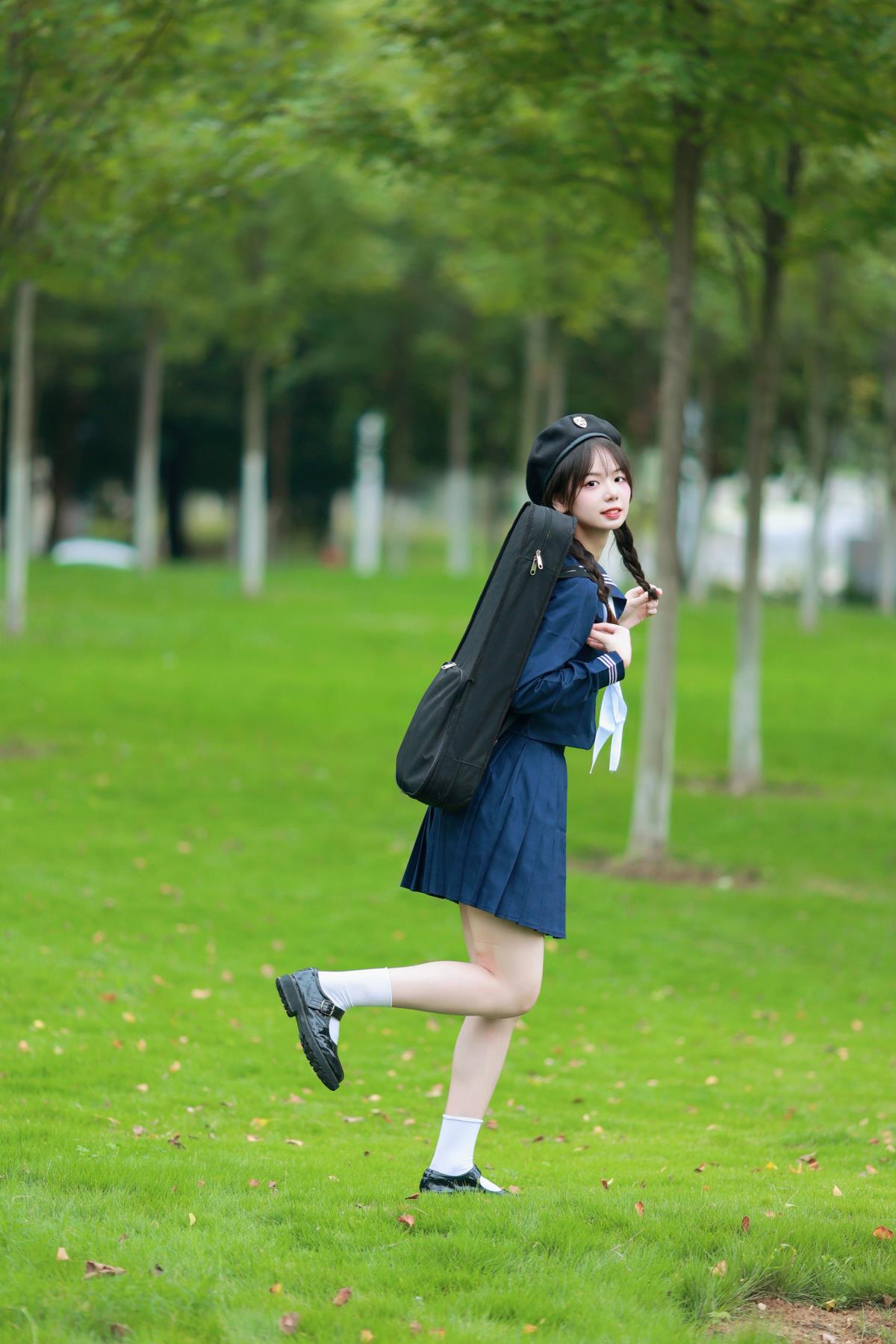 《JK 少女于夏末雨后草坪奏响浪漫提琴时光》