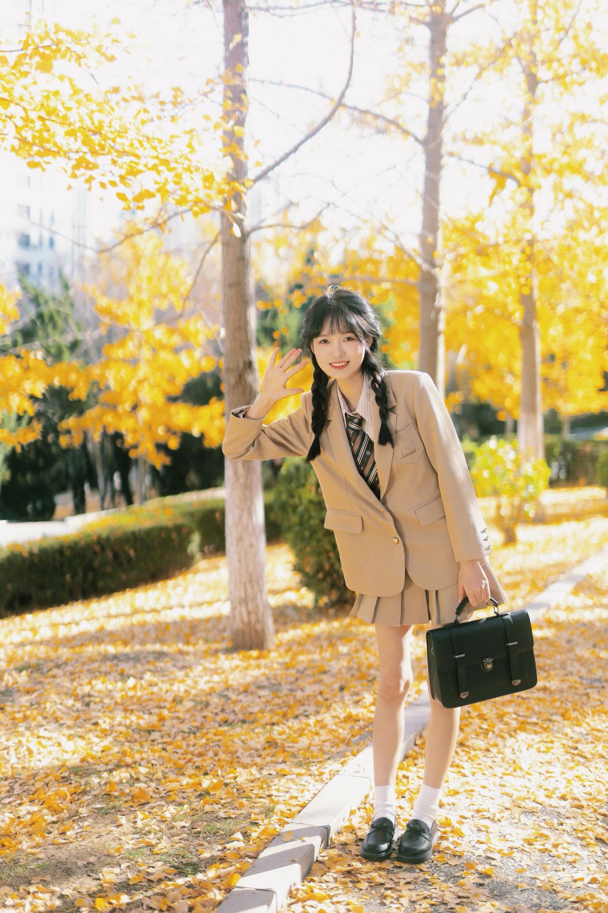 《站在银杏树下，聆听深秋与校花共赴的诗意时光》