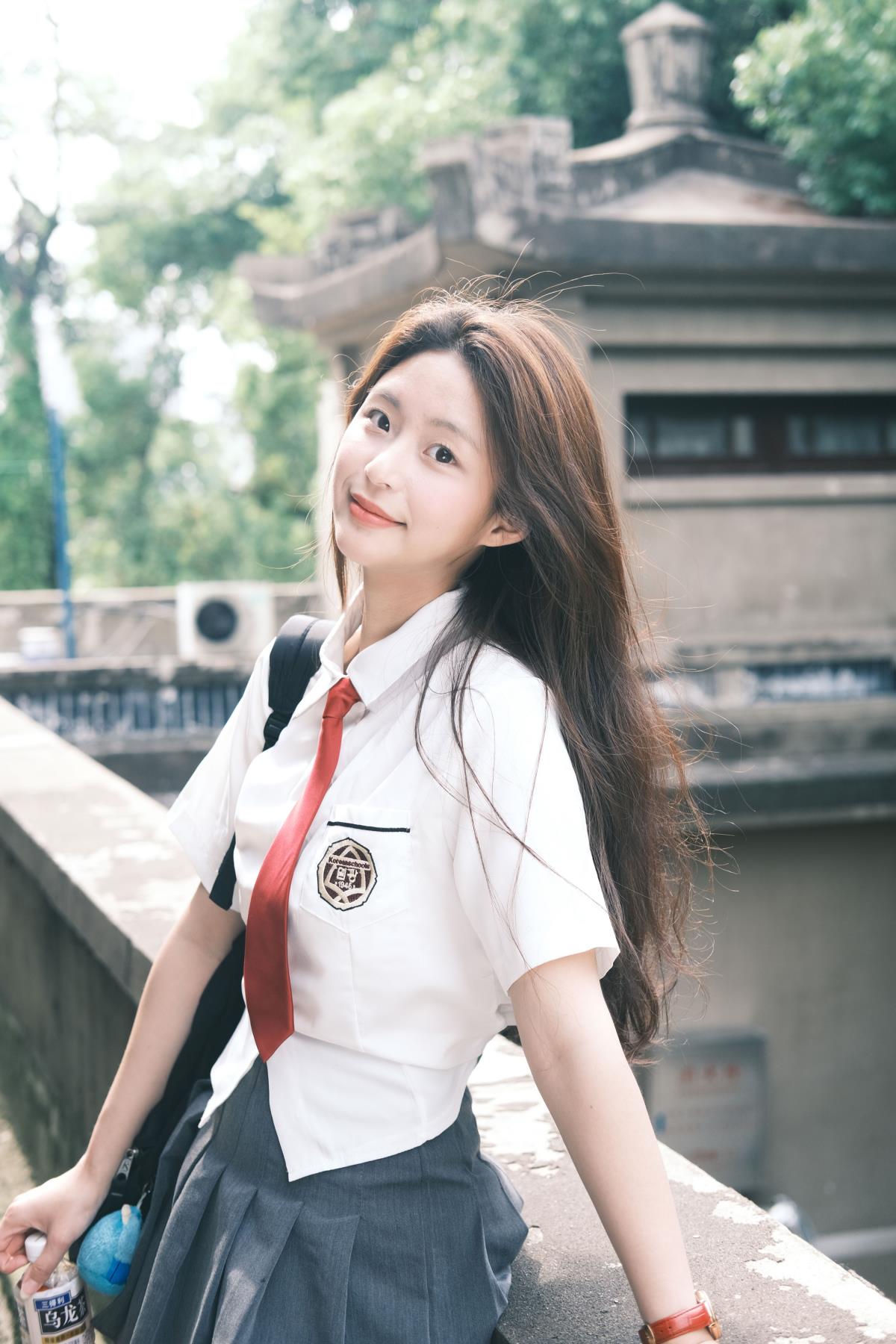 《五月风里，嗅见与她四年的离别之味》 解释：原内容里提到了“五月”“风里”“离别”等关键元素，将这些元素组合起来，形成了一个富有画面感和意境的标题，能让人感受到那种即将离别的氛围和淡淡的忧伤。同时，保留了“JK”“少女”“日系”这些风格关键词，使标题更具特色，符合整体的文艺风格要求。