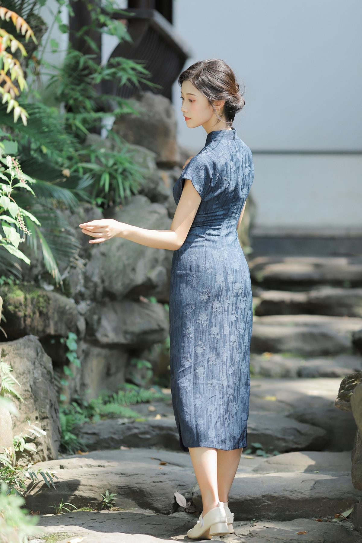 《光影园林间，旗袍书韵香》 或 《旗袍女子：中式书香绘园林》 或 《园林光影里，旗袍书香气》 或 《书香旗袍，漫步园林光影间》 或 《光影为笺，旗袍女子书韵园林梦》 或 《中式旗袍情，园林书香影》 或 《园林旗袍韵，书香光影诗》 或 《书香旗袍映园林光影》 或 《旗袍摇曳，园林书香共光影》 或 《光影中的旗袍书香园林情》