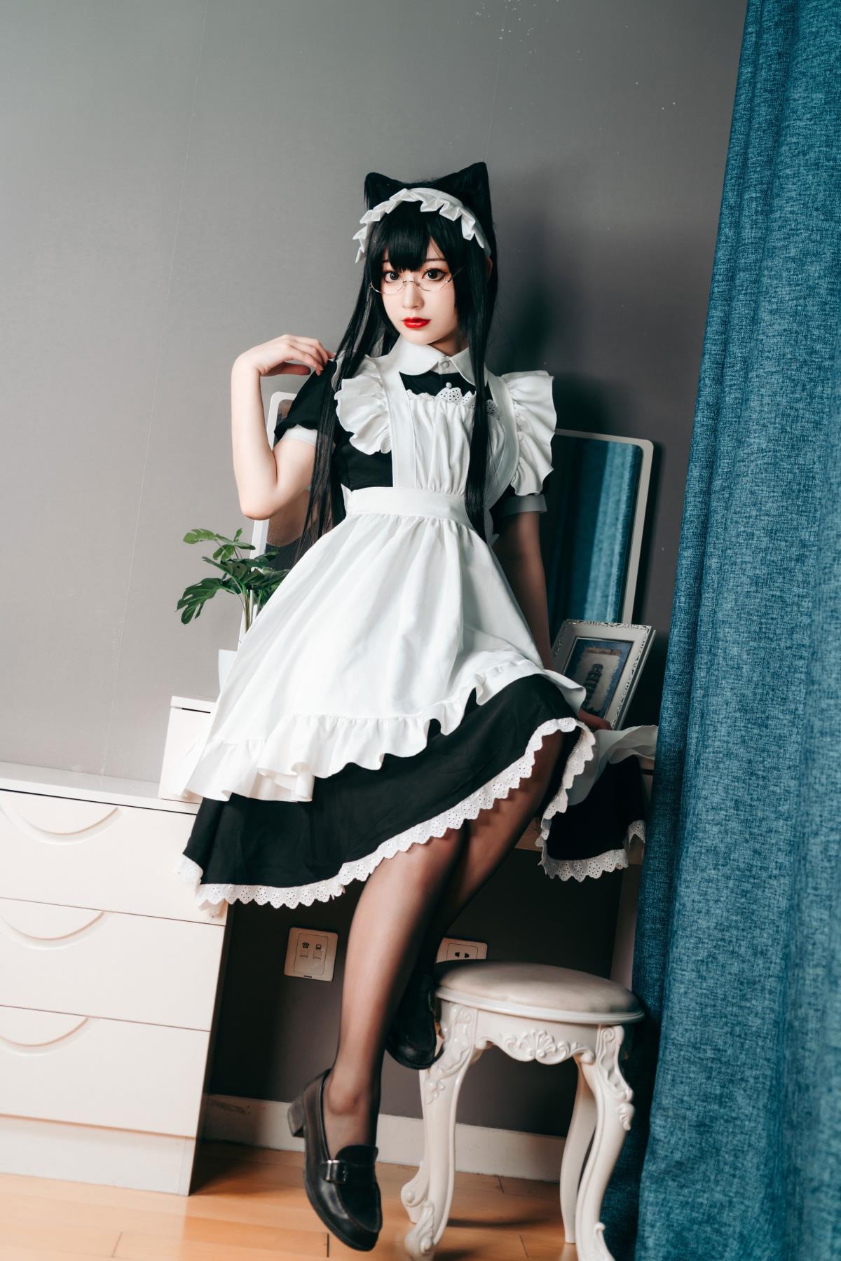 《着女仆装于家中，邂逅居家之美与梦幻Cosplay》