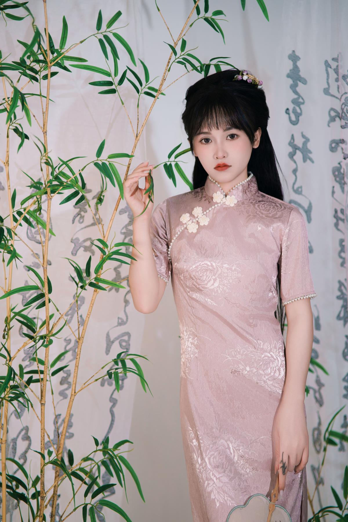 《相思情牵佳人梦，旗袍韵里忆天涯》 解析：将“相思”“佳人”“古典”“旗袍”等元素融入标题，展现出一种古典而富有诗意的意境，表达了因相思之情而引发的对佳人以及往昔情怀的追思，同时体现出在旗袍所代表的古典韵味氛围下，对远方思念之人的牵挂，如同跨越天涯般的深情。