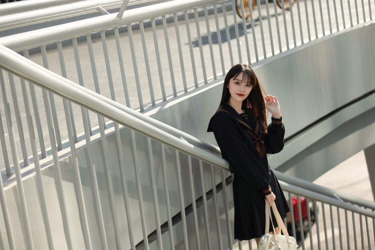 《秋日午后，与少女漫步海防路桥，邂逅清纯光影》