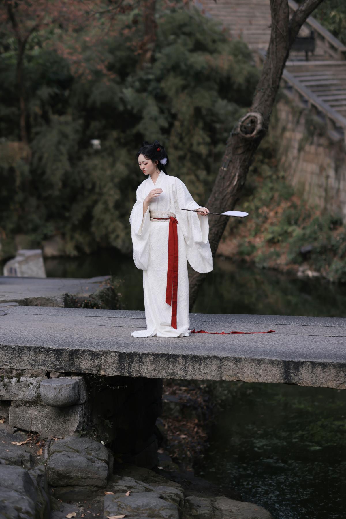 晴空鹤影引诗情，古风禅意入碧霄