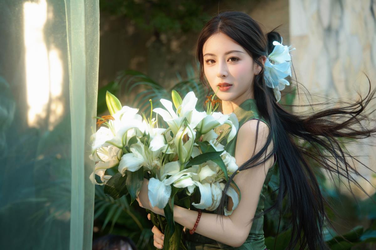 不与花同梦，邂逅中式优雅旗袍与百合花的风情