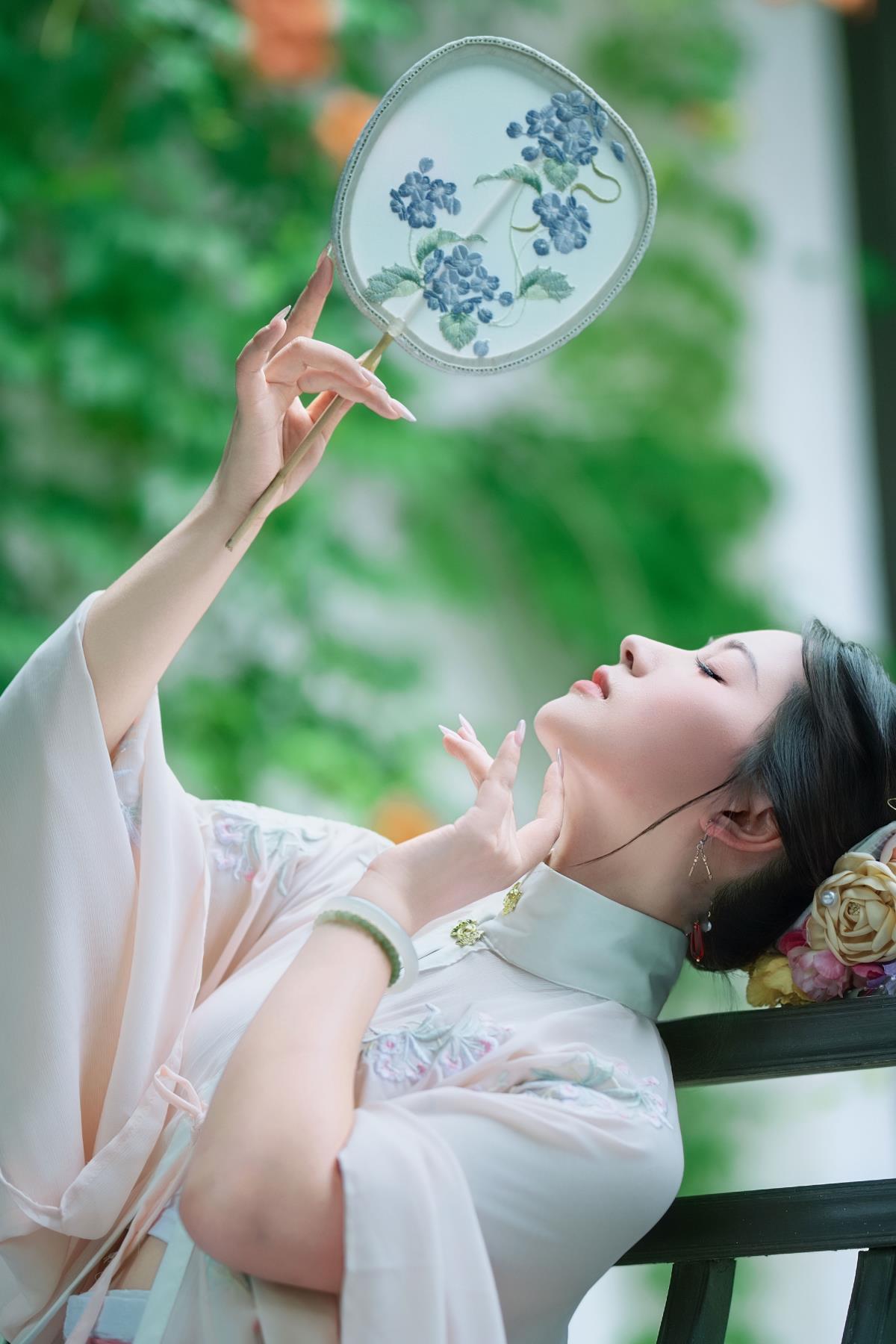 园林古风：黛瓦粉墙锁烟雨，千年银丝觅长生