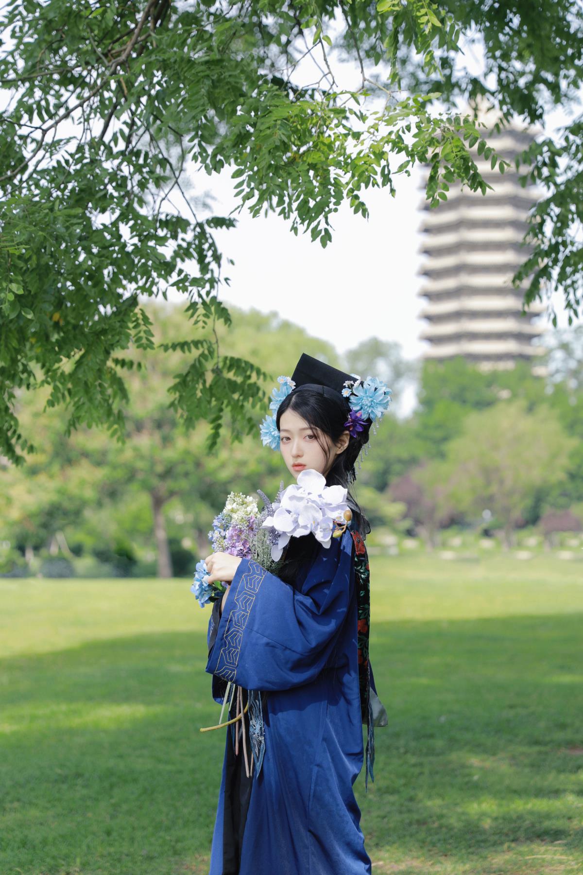 《百年逐梦，巾帼与须眉并肩——中式古风下的女性学士毕业风华》