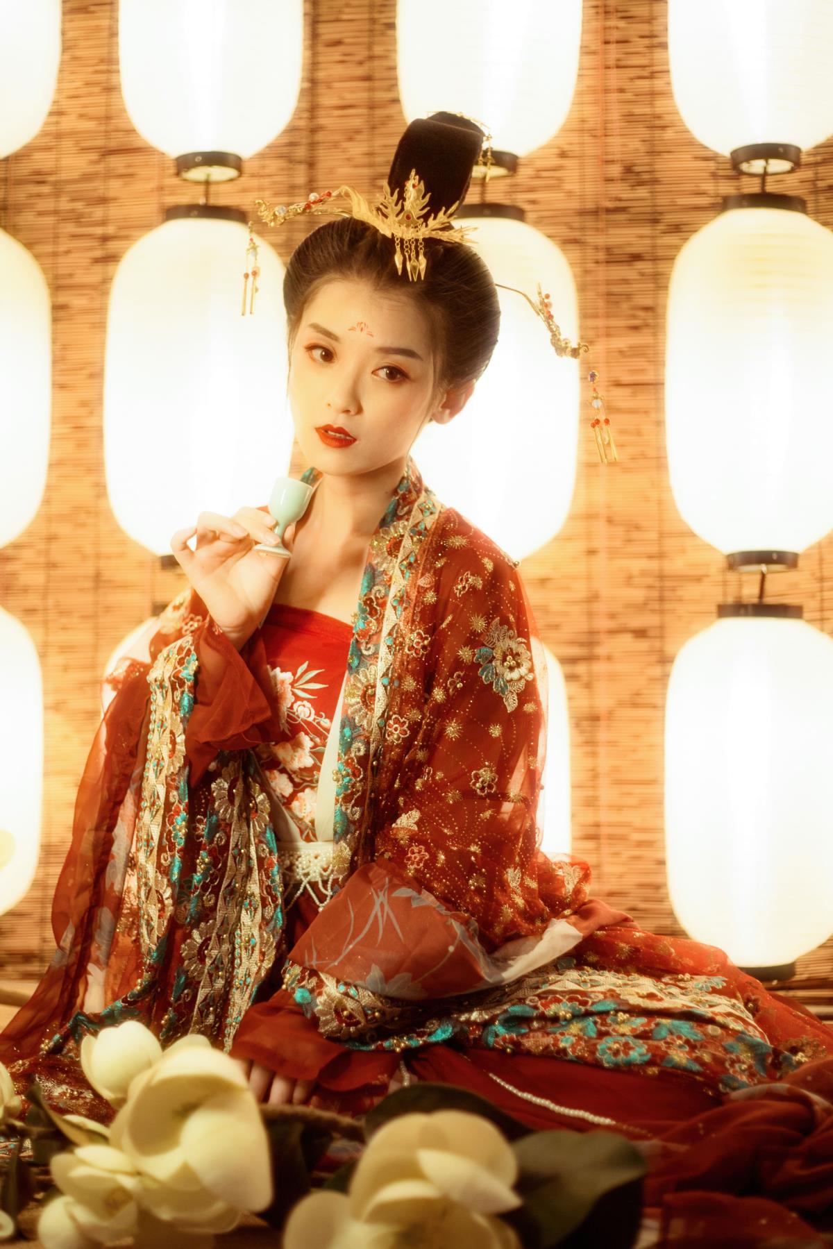 花前月下醉，劝月劝花枝，不问荣枯事，对酒逢花时