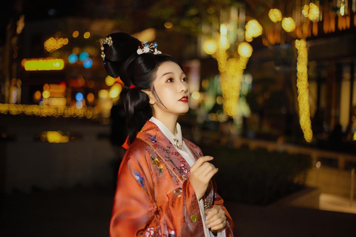 思华年，邂逅明制汉服写真与三角梅花墙的古风夜景
