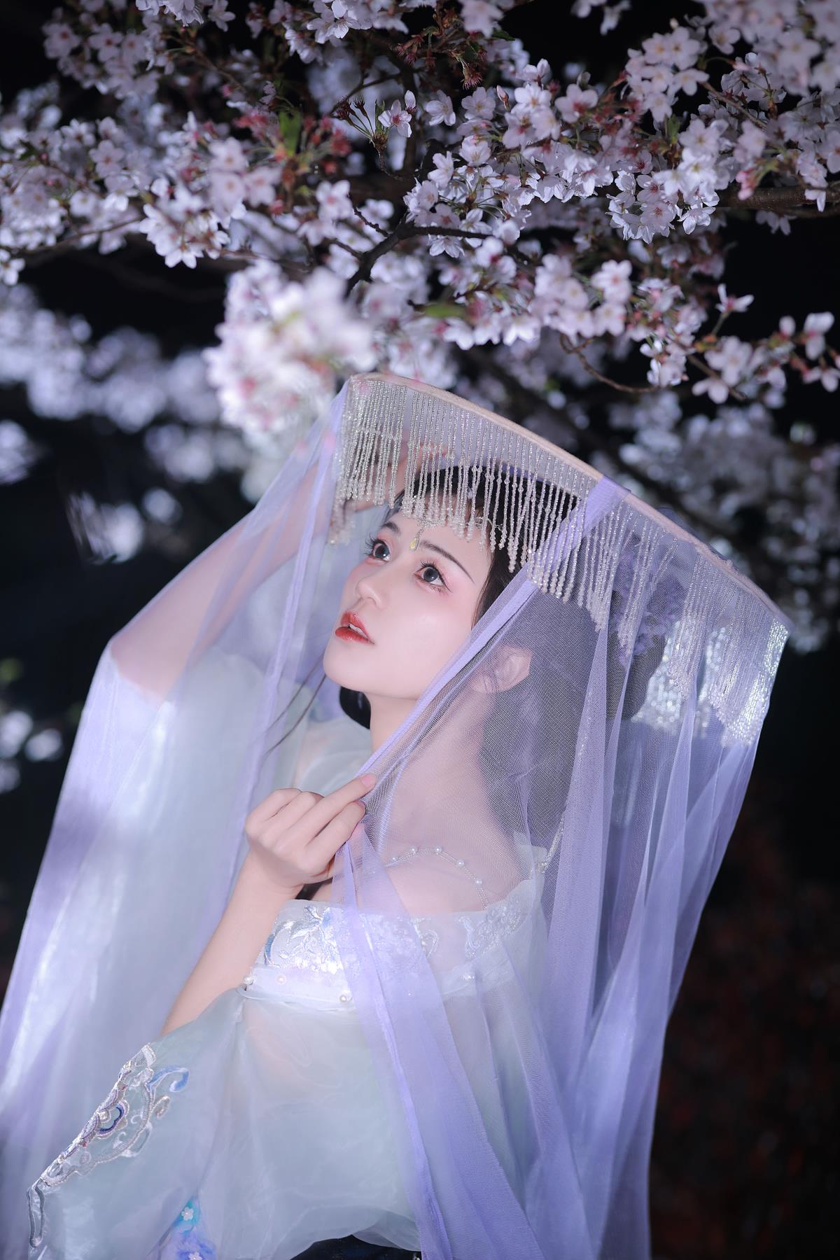 林下漏月光，疏疏似残雪